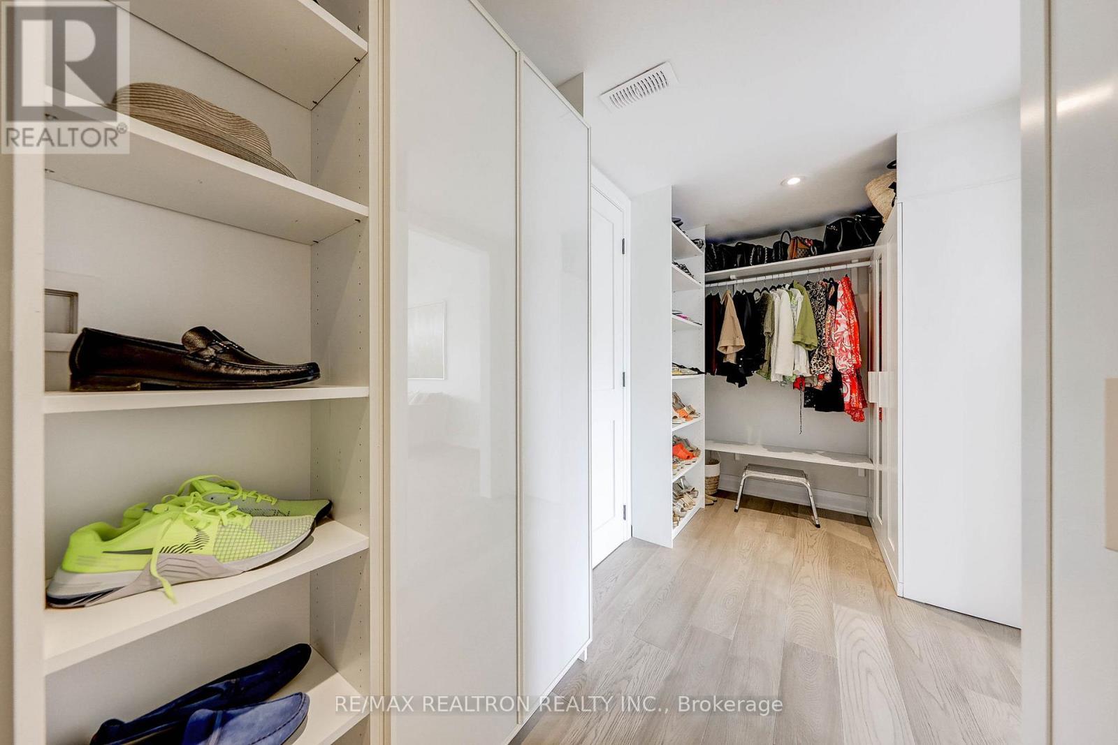 












523 BRIAR HILL AVENUE

,
Toronto,




Ontario
M5N1N1

