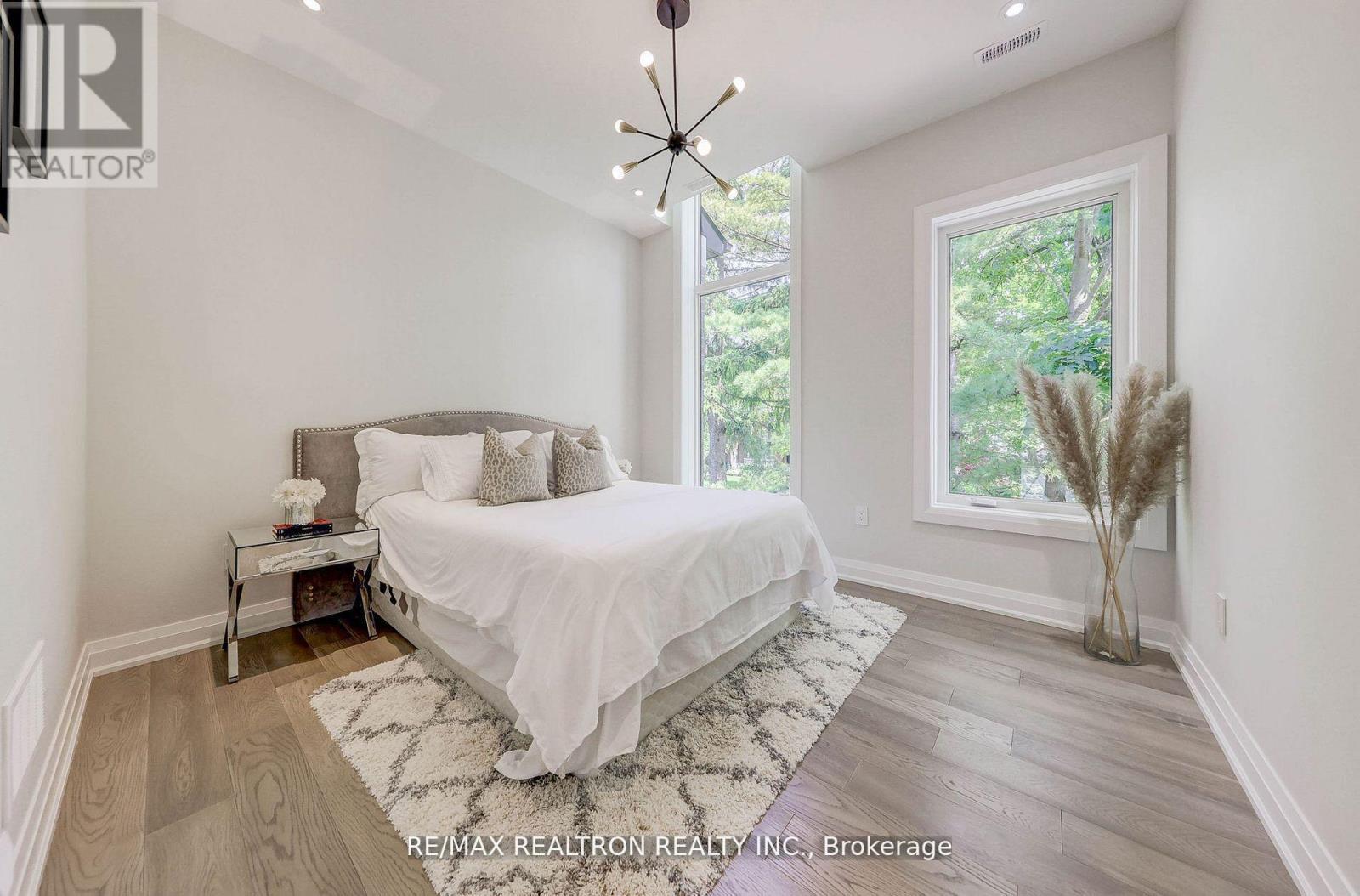 












523 BRIAR HILL AVENUE

,
Toronto,




Ontario
M5N1N1

