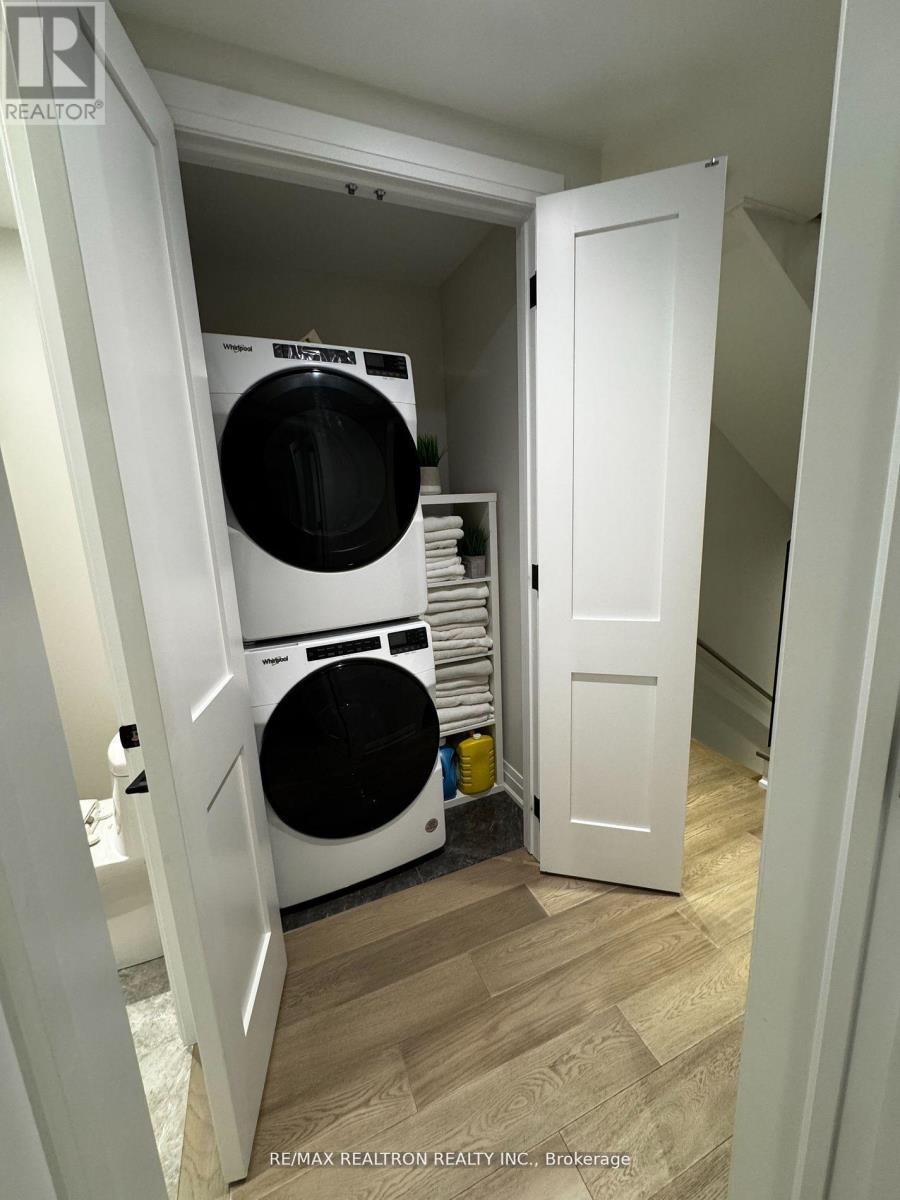 












523 BRIAR HILL AVENUE

,
Toronto,




Ontario
M5N1N1

