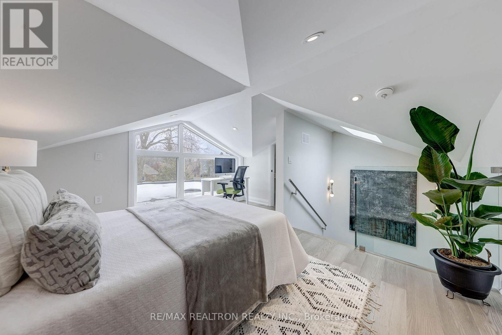 












523 BRIAR HILL AVENUE

,
Toronto,




Ontario
M5N1N1

