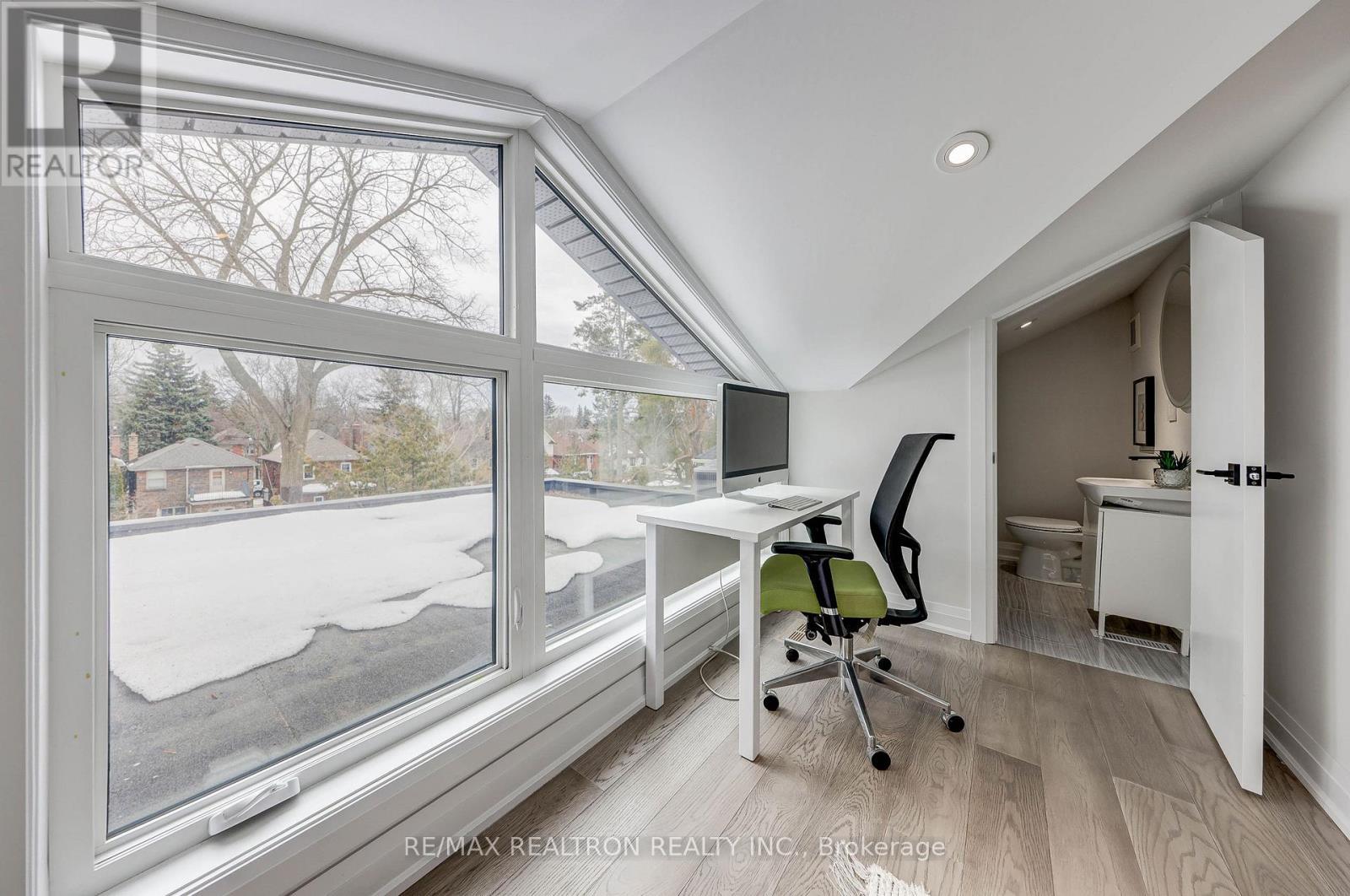 












523 BRIAR HILL AVENUE

,
Toronto,




Ontario
M5N1N1

