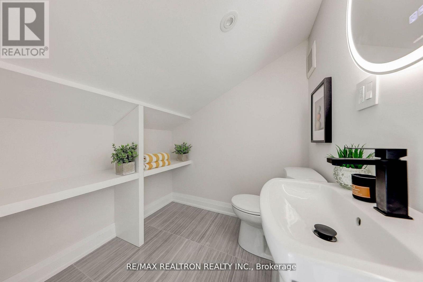 












523 BRIAR HILL AVENUE

,
Toronto,




Ontario
M5N1N1

