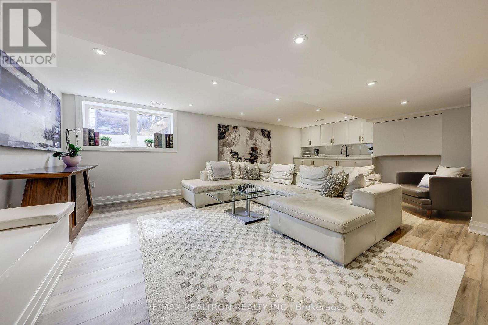 












523 BRIAR HILL AVENUE

,
Toronto,




Ontario
M5N1N1

