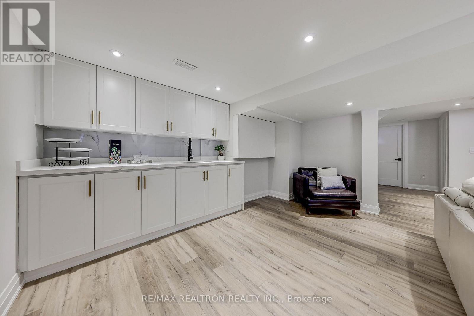 












523 BRIAR HILL AVENUE

,
Toronto,




Ontario
M5N1N1

