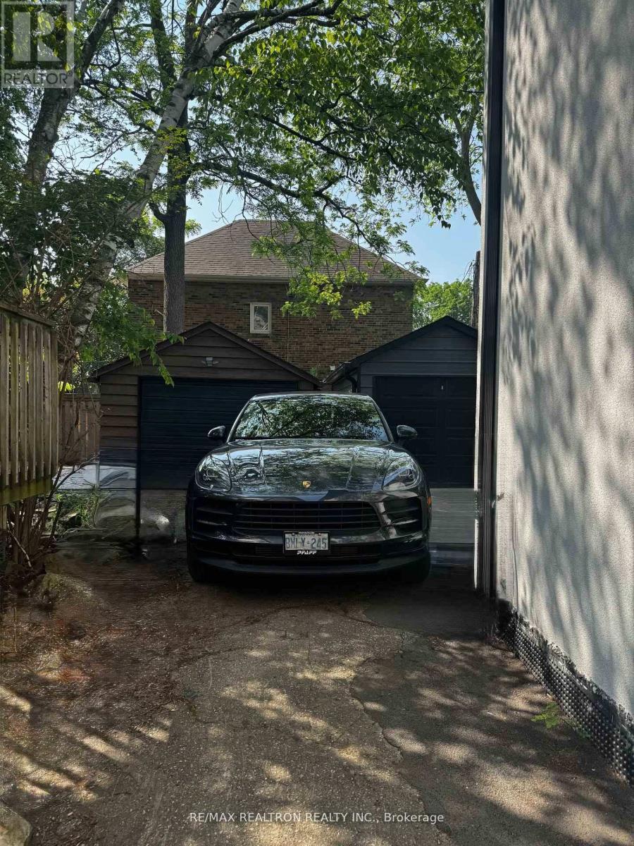 












523 BRIAR HILL AVENUE

,
Toronto,




Ontario
M5N1N1

