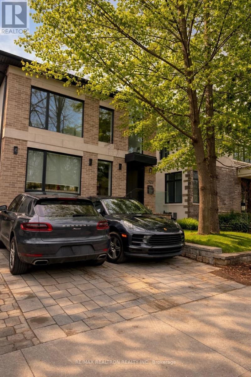 












523 BRIAR HILL AVENUE

,
Toronto,




Ontario
M5N1N1

