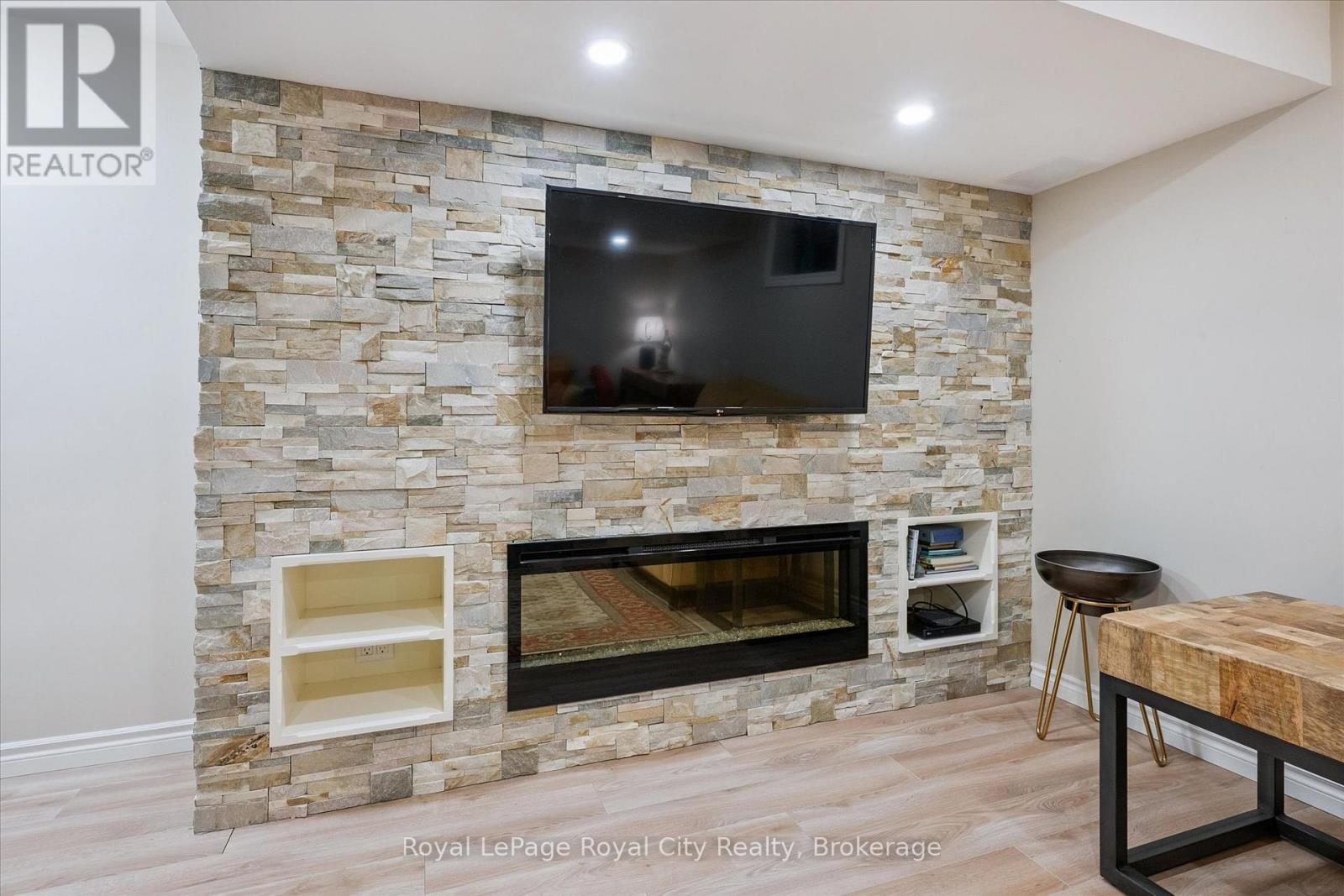 












108 MUSSEN STREET

,
Guelph (Victoria North),




Ontario
N1E0K2

