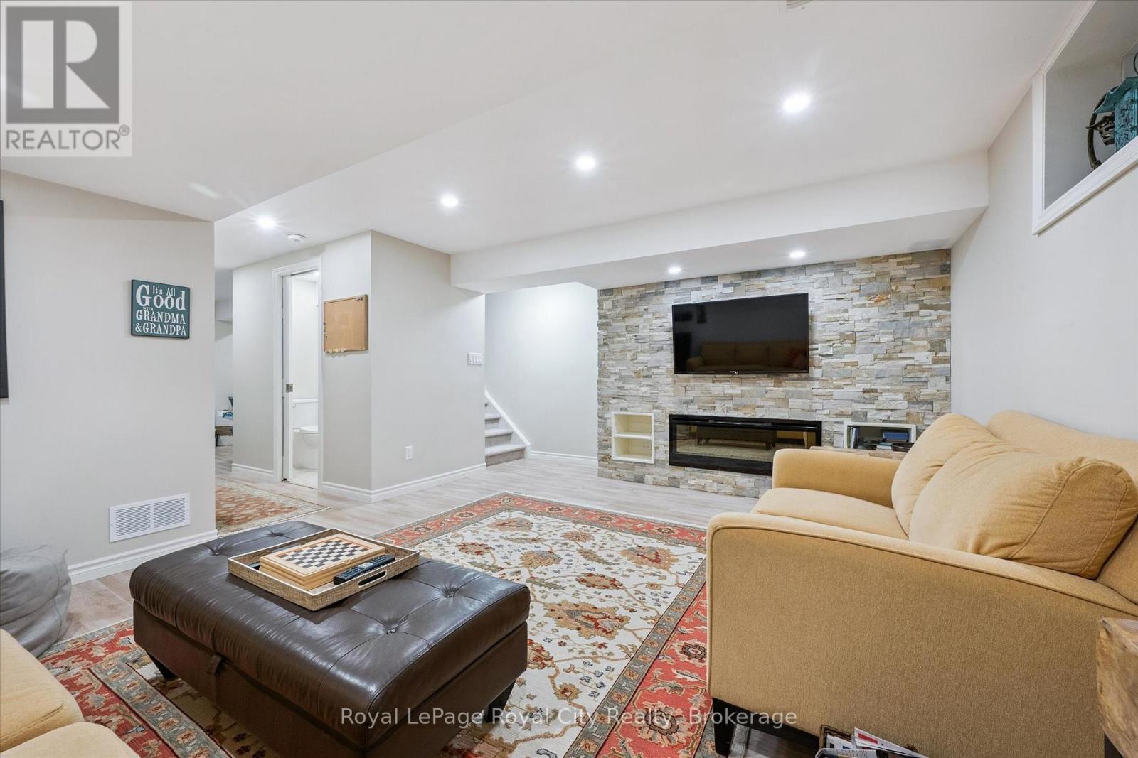 












108 MUSSEN STREET

,
Guelph (Victoria North),




Ontario
N1E0K2

