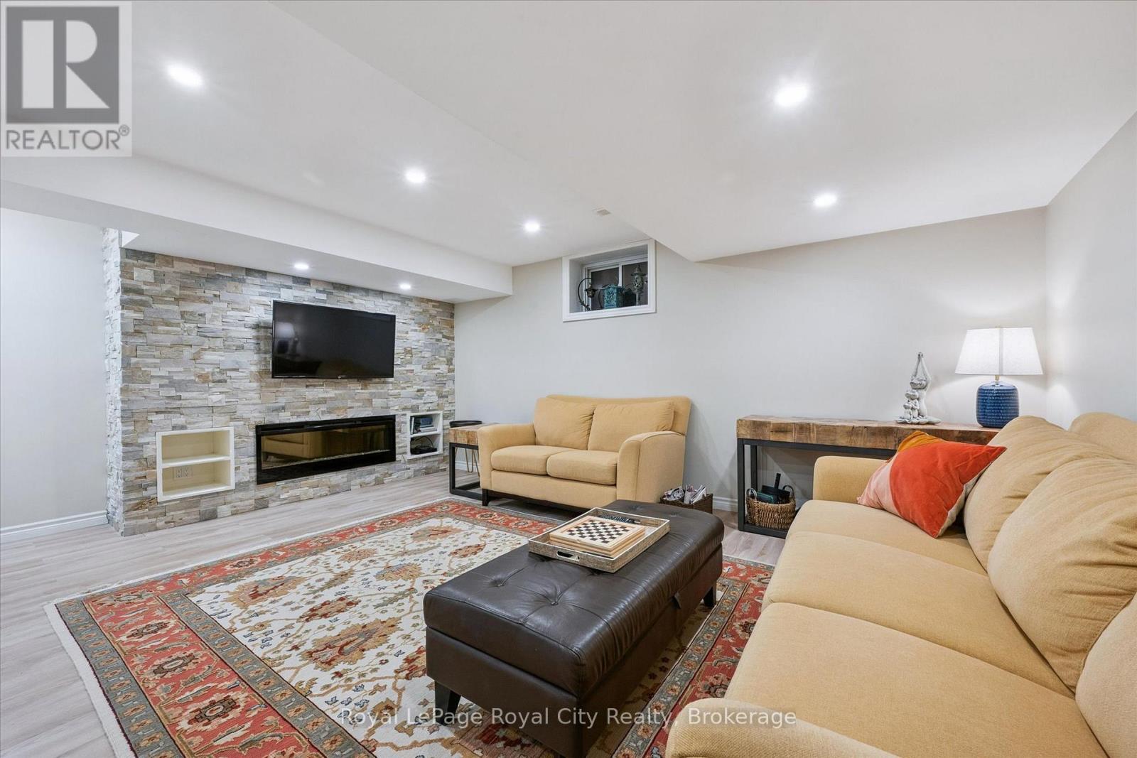 












108 MUSSEN STREET

,
Guelph (Victoria North),




Ontario
N1E0K2

