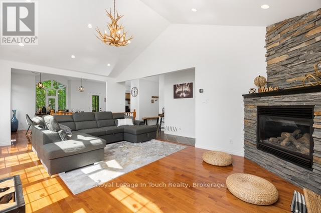 












157 FARLAIN LAKE ROAD W

,
Tiny,




Ontario
L9M0B9

