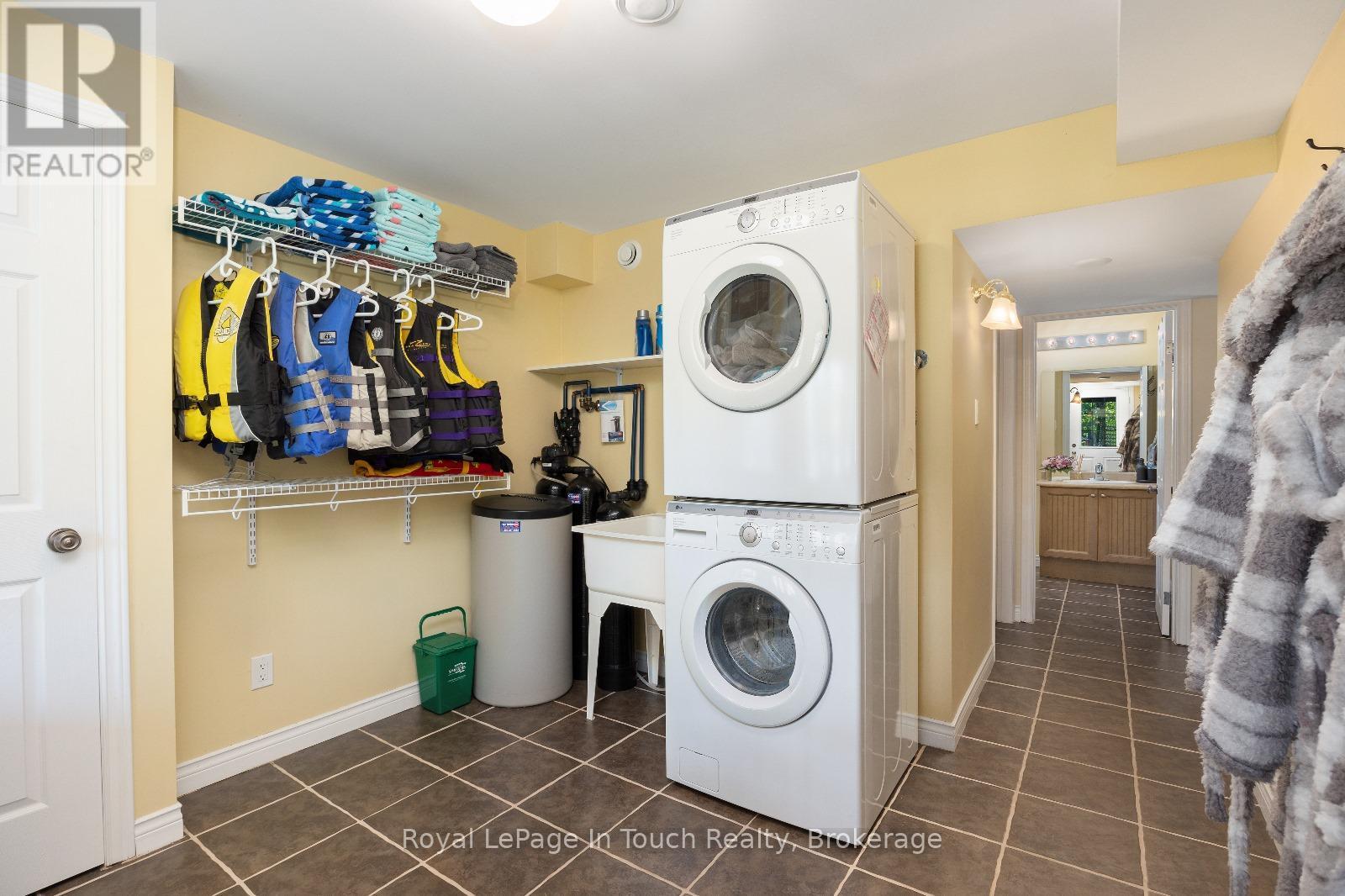 












157 FARLAIN LAKE ROAD W

,
Tiny,




Ontario
L9M0B9

