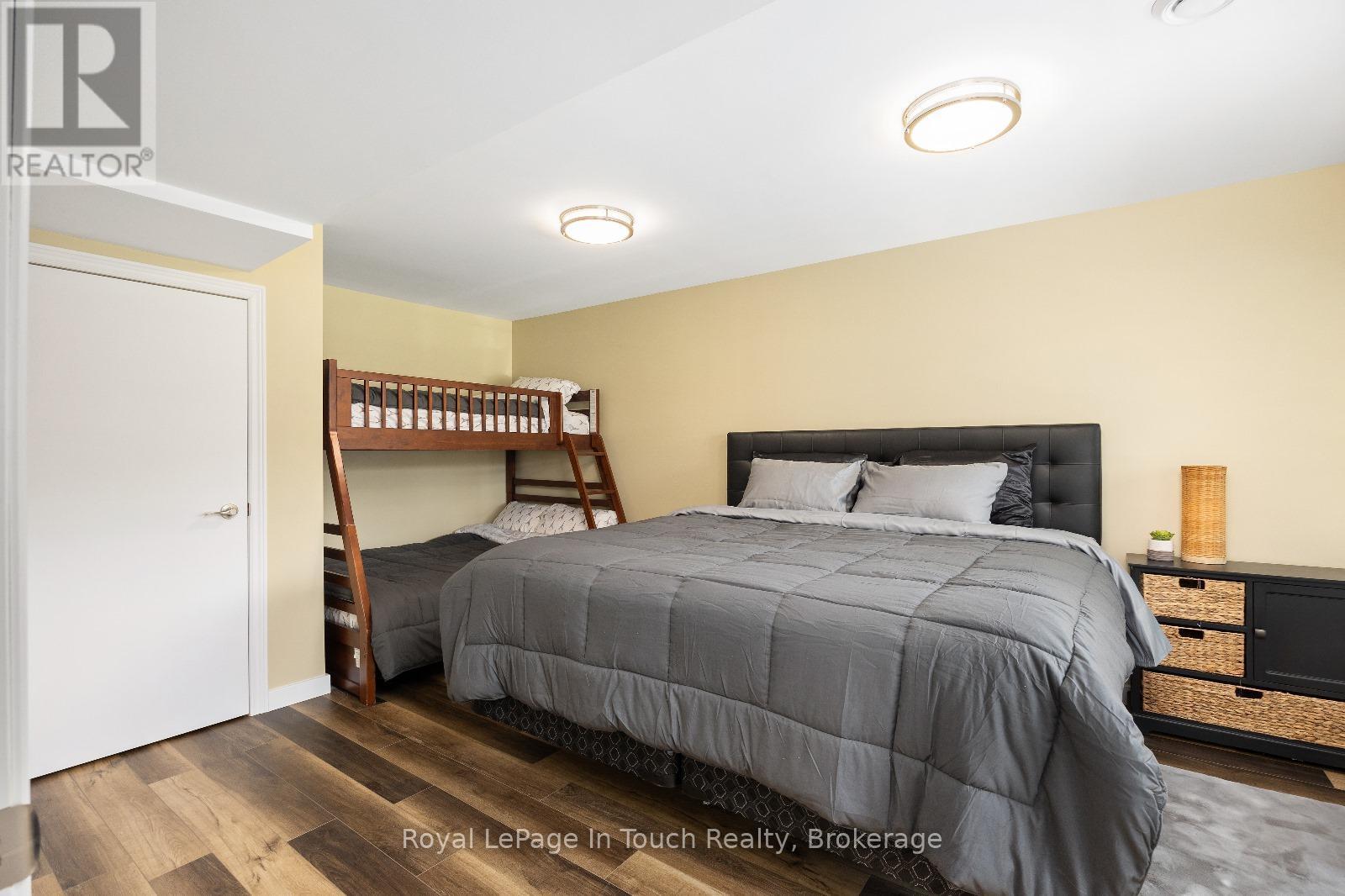 












157 FARLAIN LAKE ROAD W

,
Tiny,




Ontario
L9M0B9

