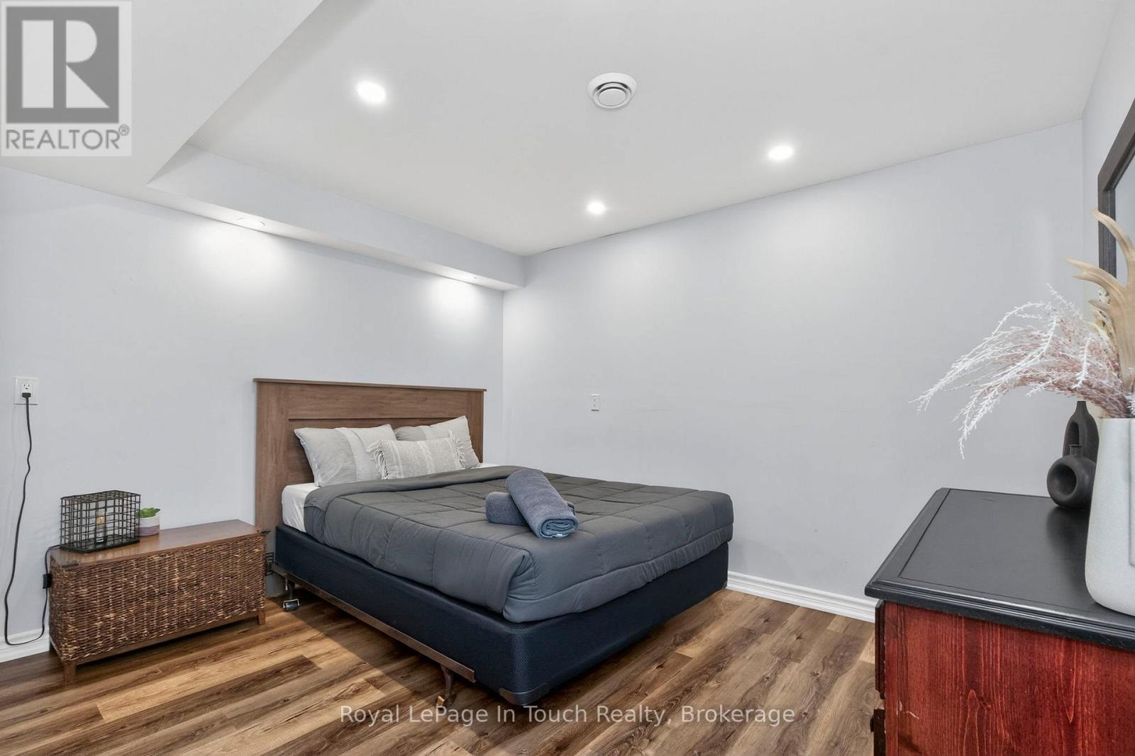












157 FARLAIN LAKE ROAD W

,
Tiny,




Ontario
L9M0B9

