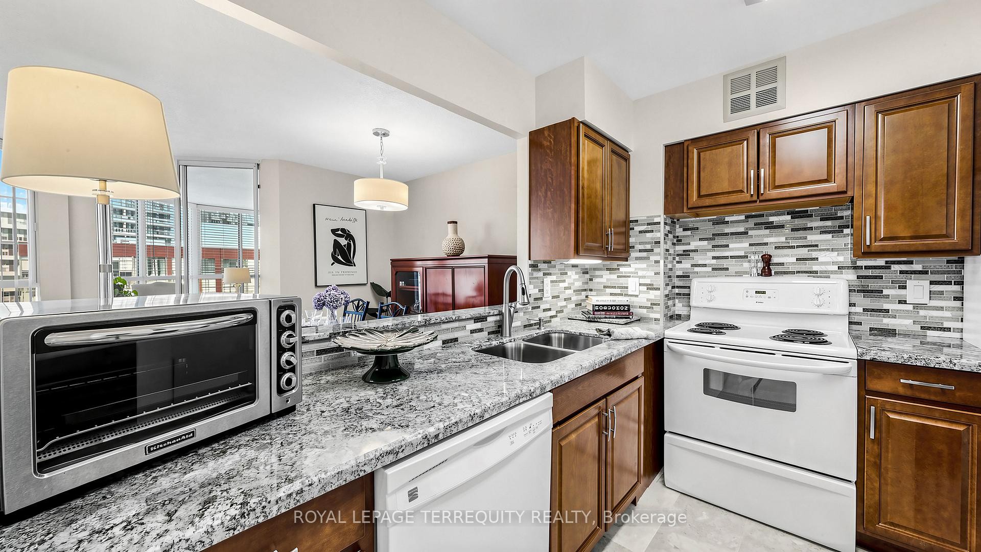 









22


Southport

Street, 833,
Toronto,




ON
M6S 4Y9

