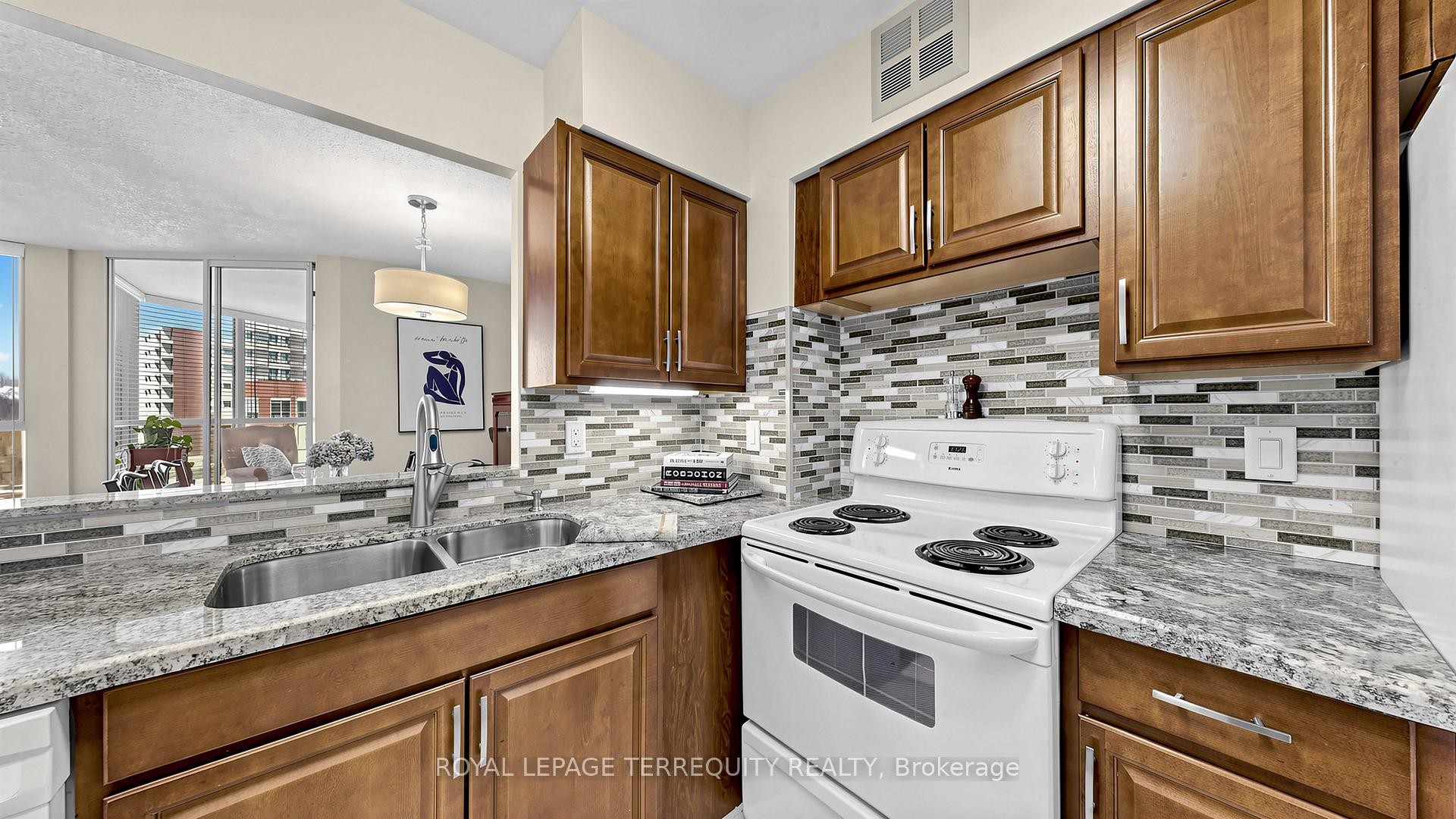 









22


Southport

Street, 833,
Toronto,




ON
M6S 4Y9

