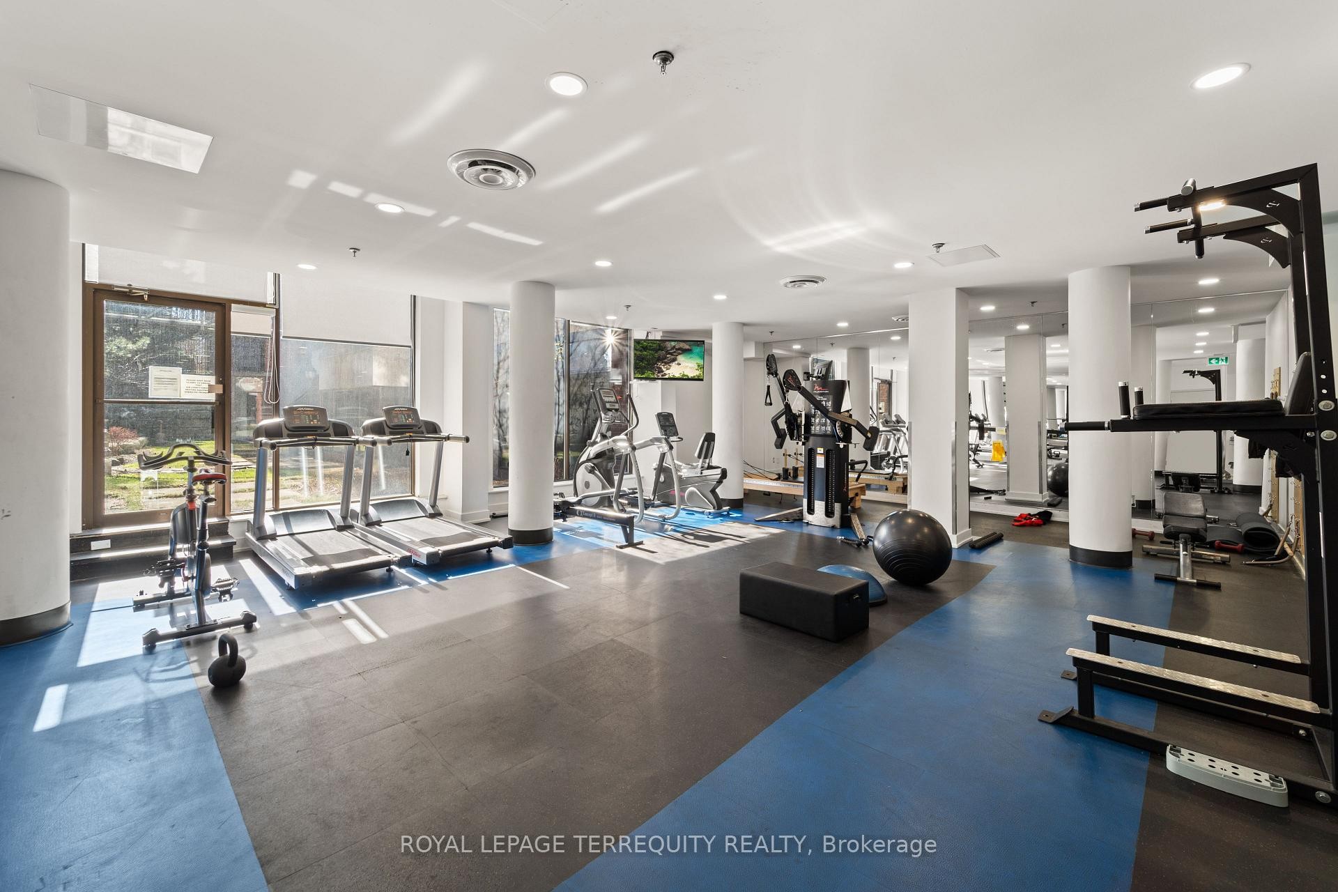 









22


Southport

Street, 833,
Toronto,




ON
M6S 4Y9

