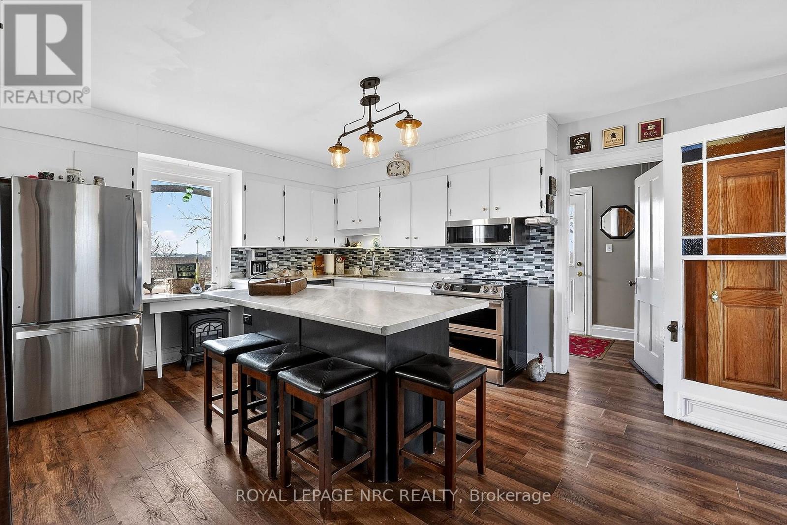 












594 NIAGARA STONE ROAD

,
Niagara-on-the-Lake (Rural),




Ontario
L0S1J0

