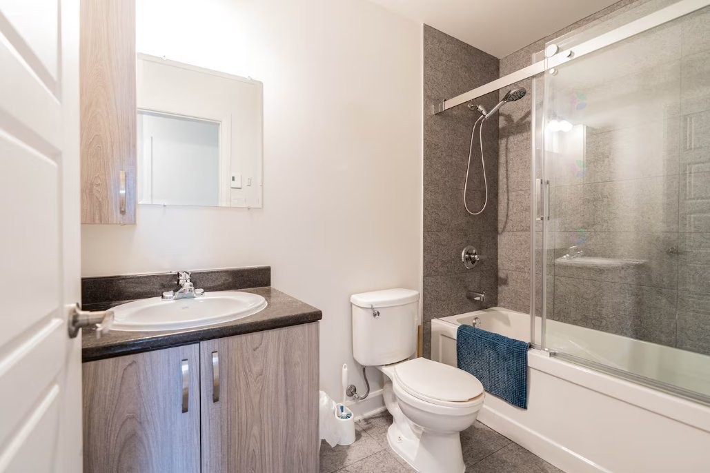 









4135


Grande Allée

,
Longueuil (Saint-Hubert),




QC
J4T2W5

