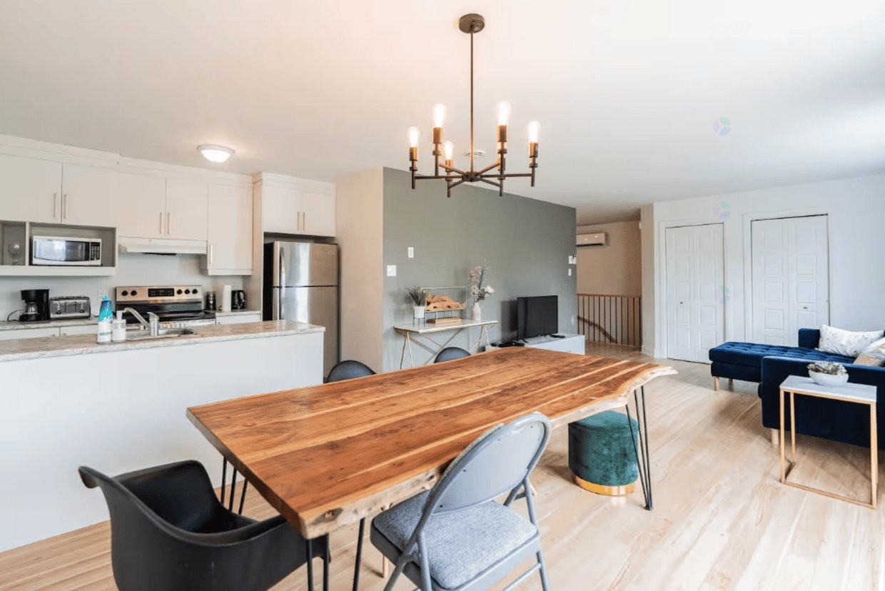 









4135


Grande Allée

,
Longueuil (Saint-Hubert),




QC
J4T2W5

