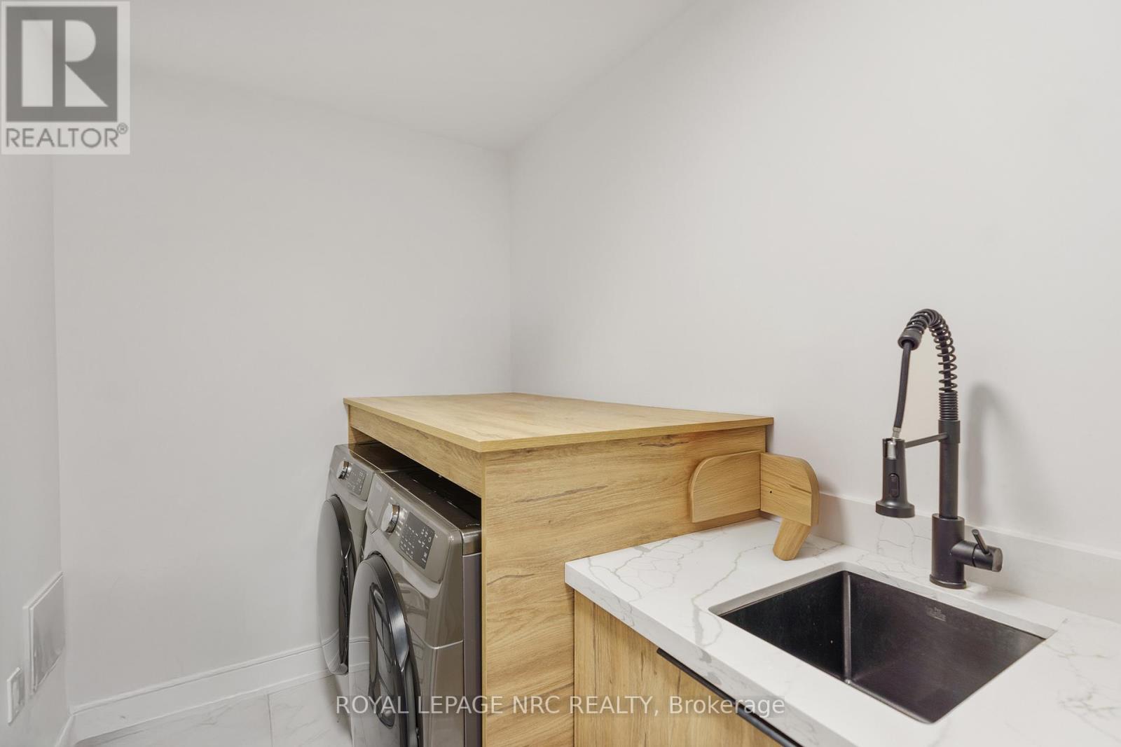 












7384 SPLENDOUR DRIVE

,
Niagara Falls (Brown),




Ontario
L2H3V8

