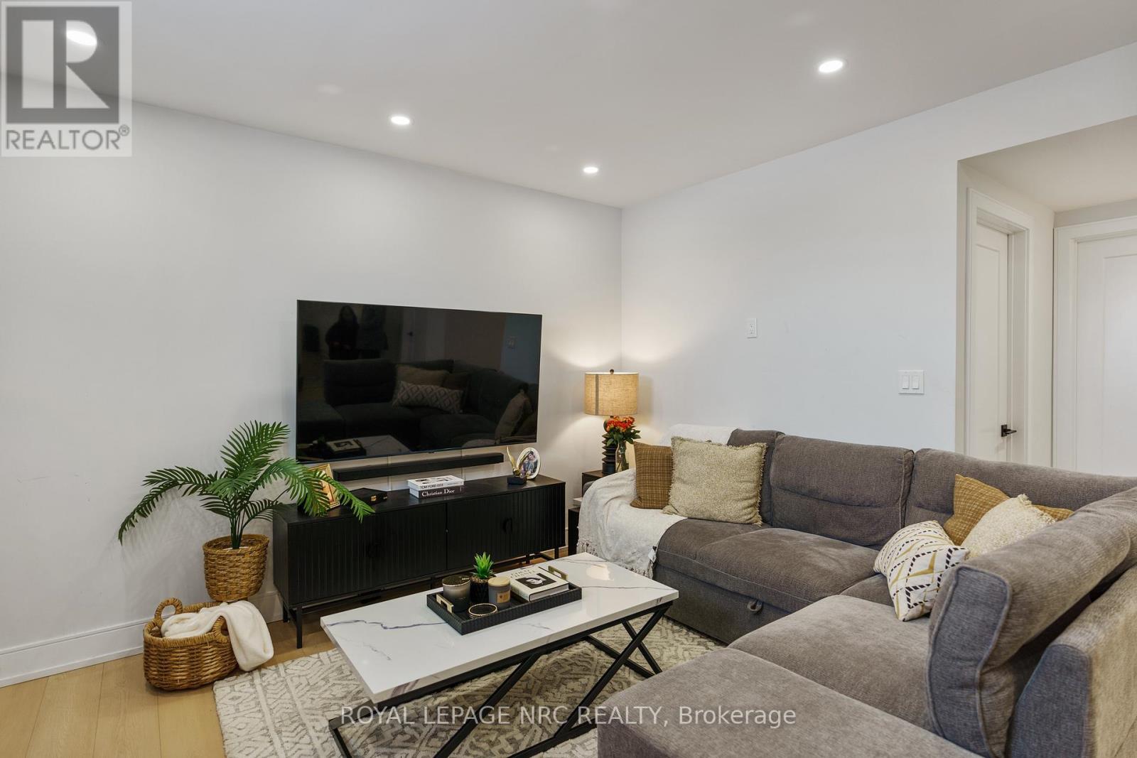 












7384 SPLENDOUR DRIVE

,
Niagara Falls (Brown),




Ontario
L2H3V8

