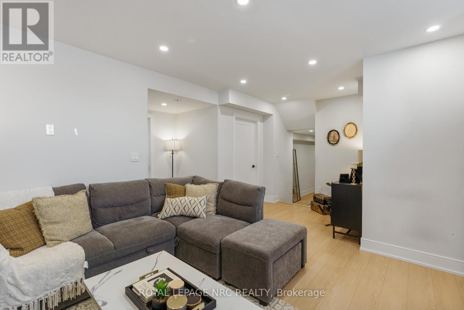 












7384 SPLENDOUR DRIVE

,
Niagara Falls (Brown),




Ontario
L2H3V8

