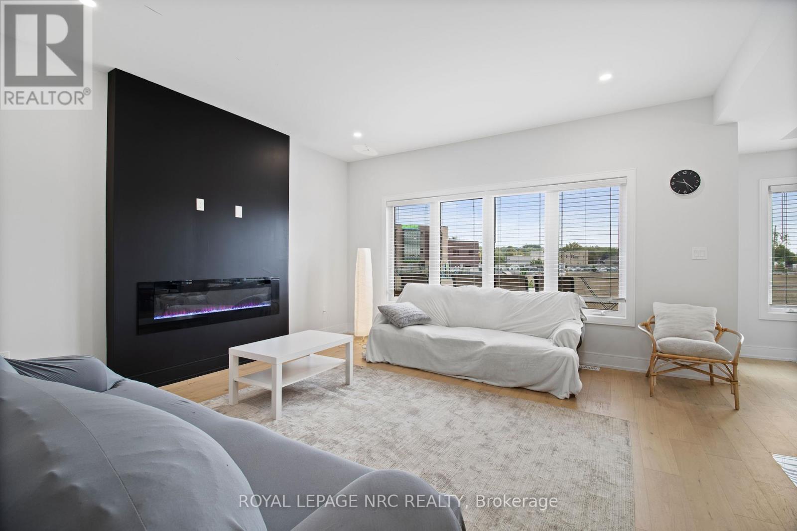 












7384 SPLENDOUR DRIVE

,
Niagara Falls (Brown),




Ontario
L2H3V8

