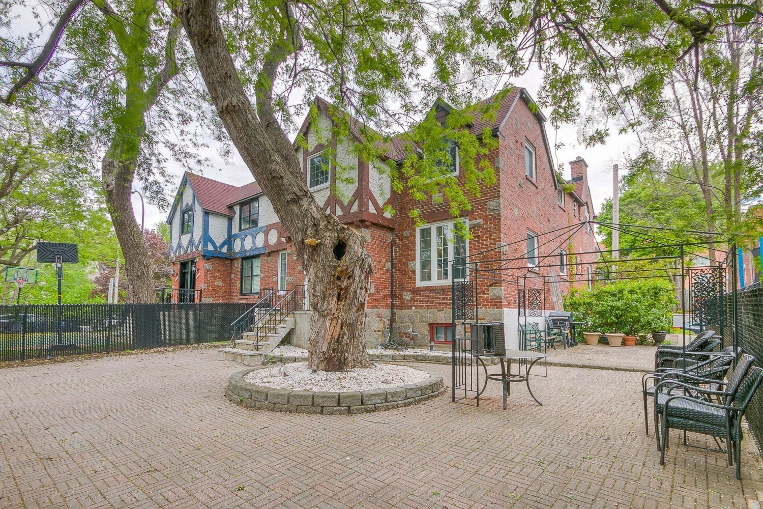 









5581


Place Beaminster

,
Montréal (Côte-des-Neiges/Notre-Dame-de-Grâce),




QC
H3W2M3

