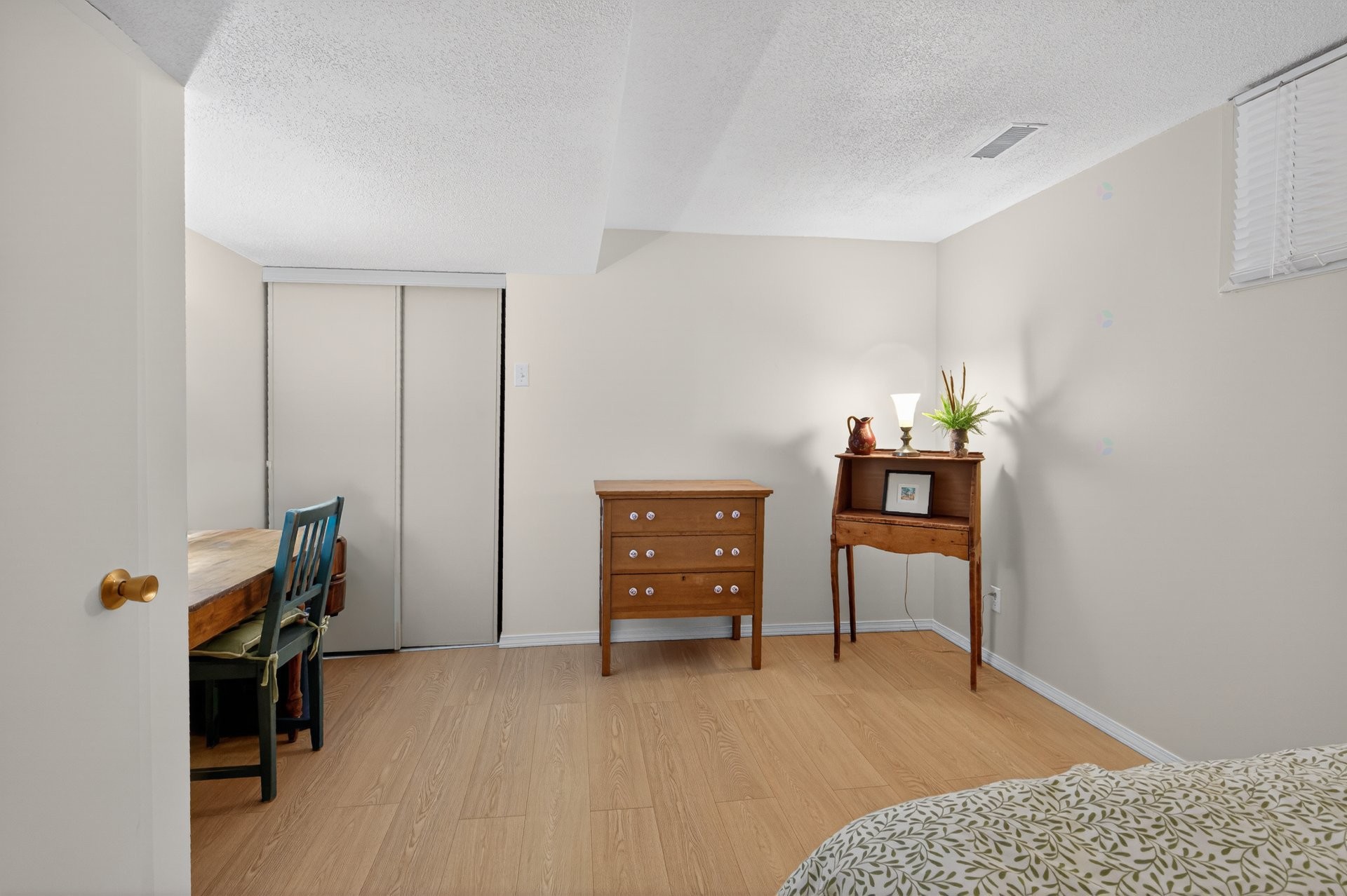 









10


Rue Cléroux

,
Gatineau (Hull),




QC
J8Y1V2

