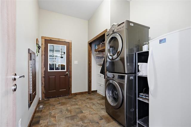 









166


Davids

BAY,
Mitchell,




MB
R5G 2M6

