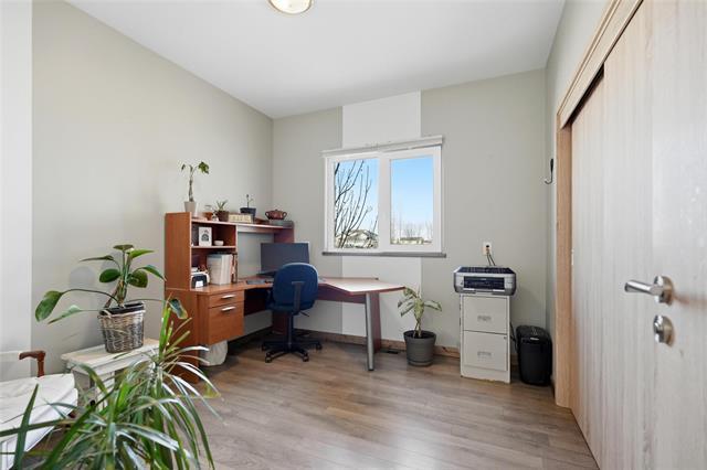 









166


Davids

BAY,
Mitchell,




MB
R5G 2M6

