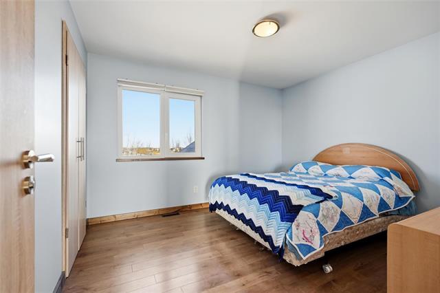 









166


Davids

BAY,
Mitchell,




MB
R5G 2M6

