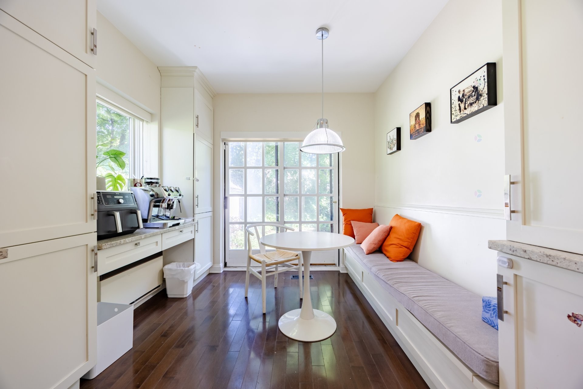 









33


Rue Thurlow

,
Hampstead,




QC
H3X3G7

