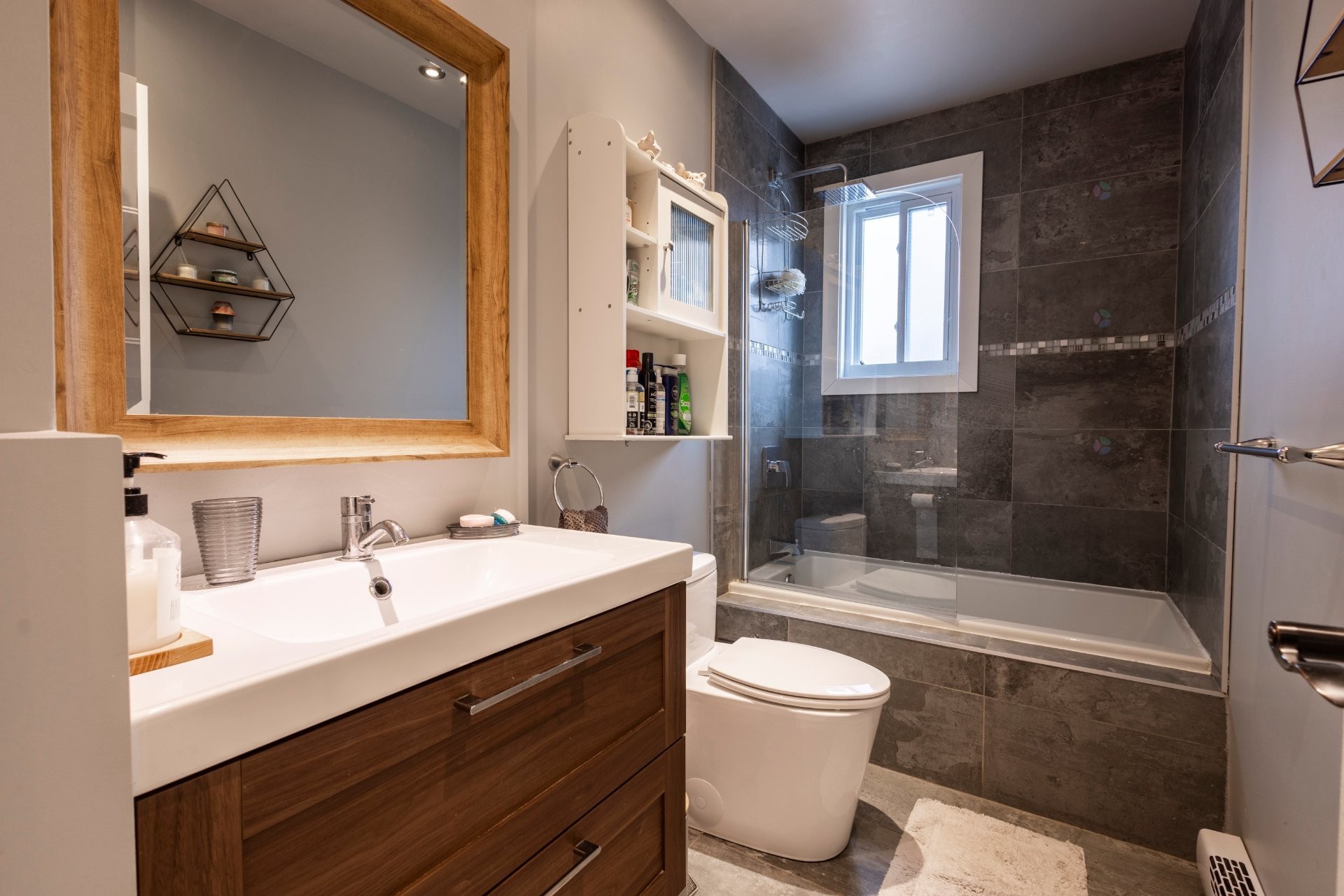 









1866


8e Avenue

,
Montréal (Rivière-des-Prairies/Pointe-aux-Trembles),




QC
H1B4H6

