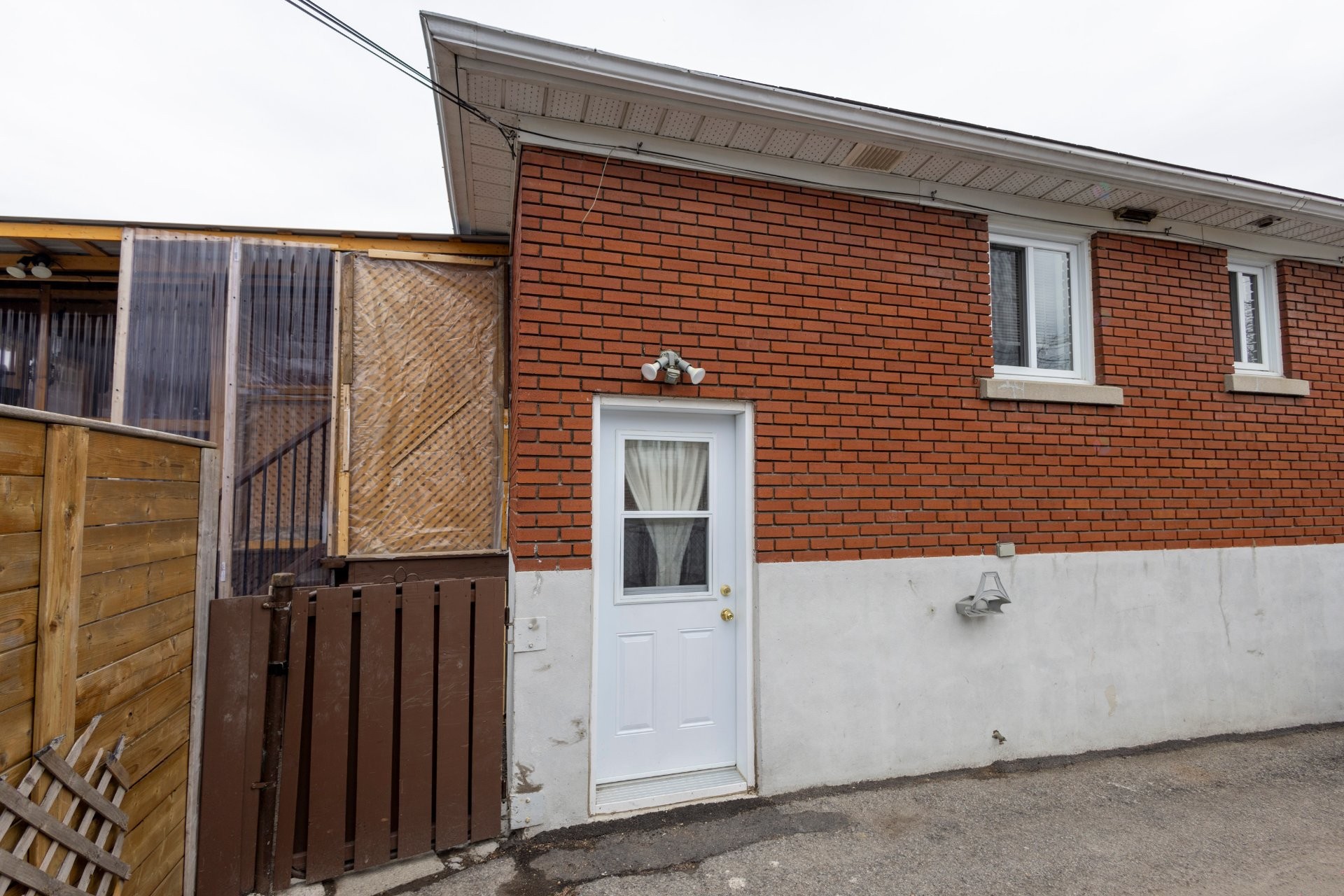 









1866


8e Avenue

,
Montréal (Rivière-des-Prairies/Pointe-aux-Trembles),




QC
H1B4H6

