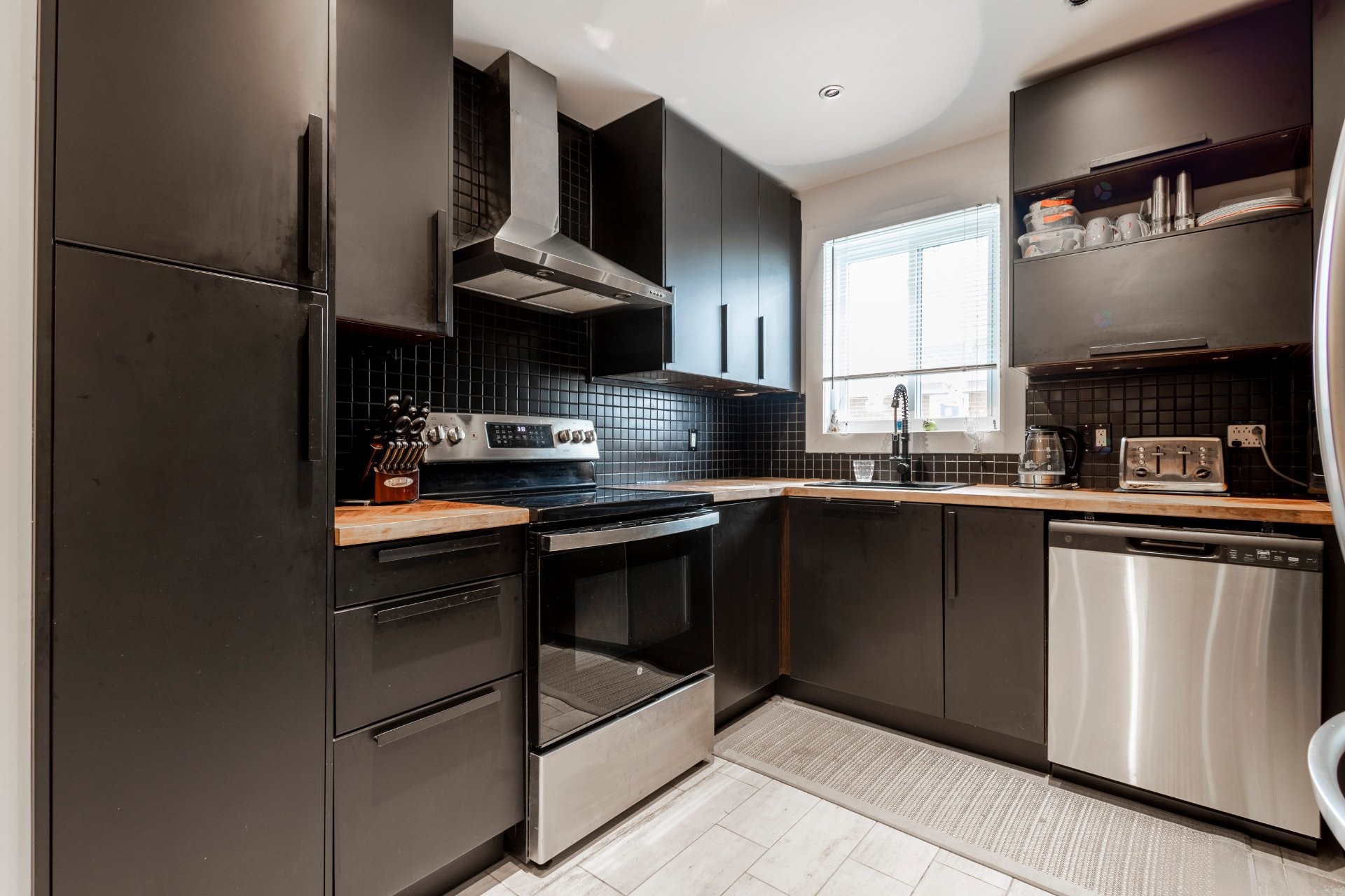 









1866


8e Avenue

,
Montréal (Rivière-des-Prairies/Pointe-aux-Trembles),




QC
H1B4H6

