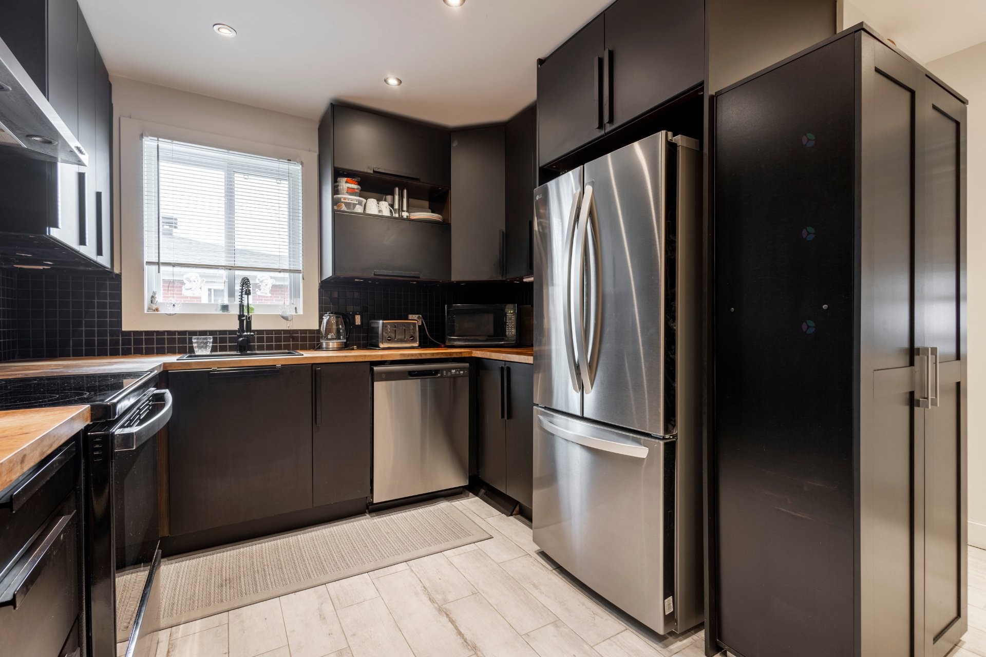 









1866


8e Avenue

,
Montréal (Rivière-des-Prairies/Pointe-aux-Trembles),




QC
H1B4H6

