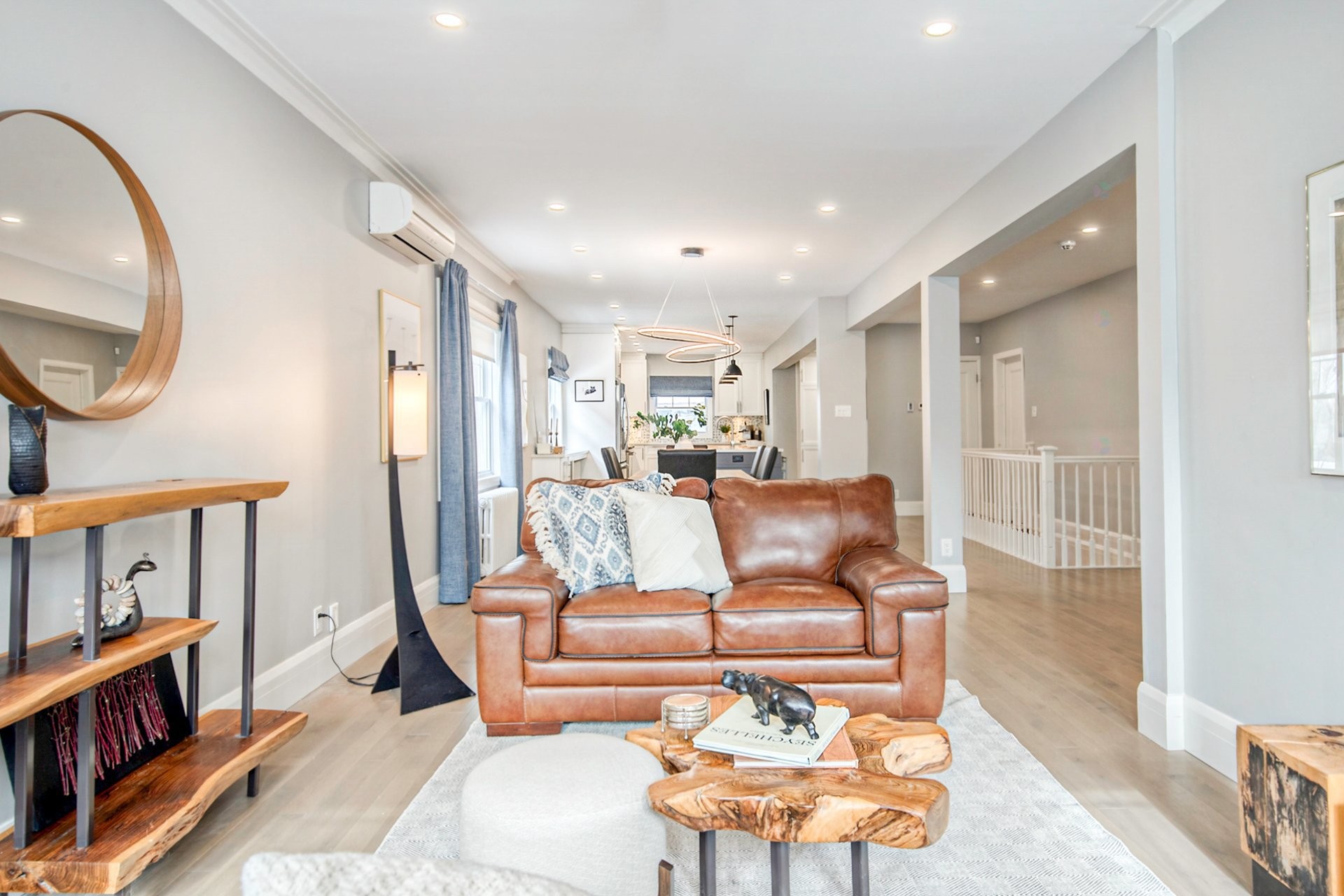 









535

 - 539


Rue St-Charles E.

,
Longueuil (Le Vieux-Longueuil),




QC
J4H1B6

