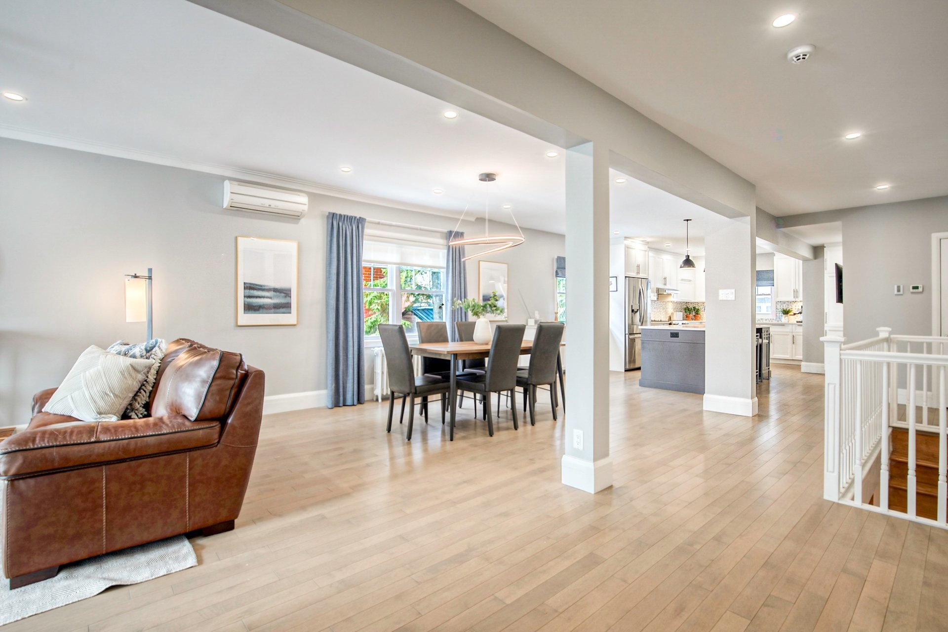 









535

 - 539


Rue St-Charles E.

,
Longueuil (Le Vieux-Longueuil),




QC
J4H1B6

