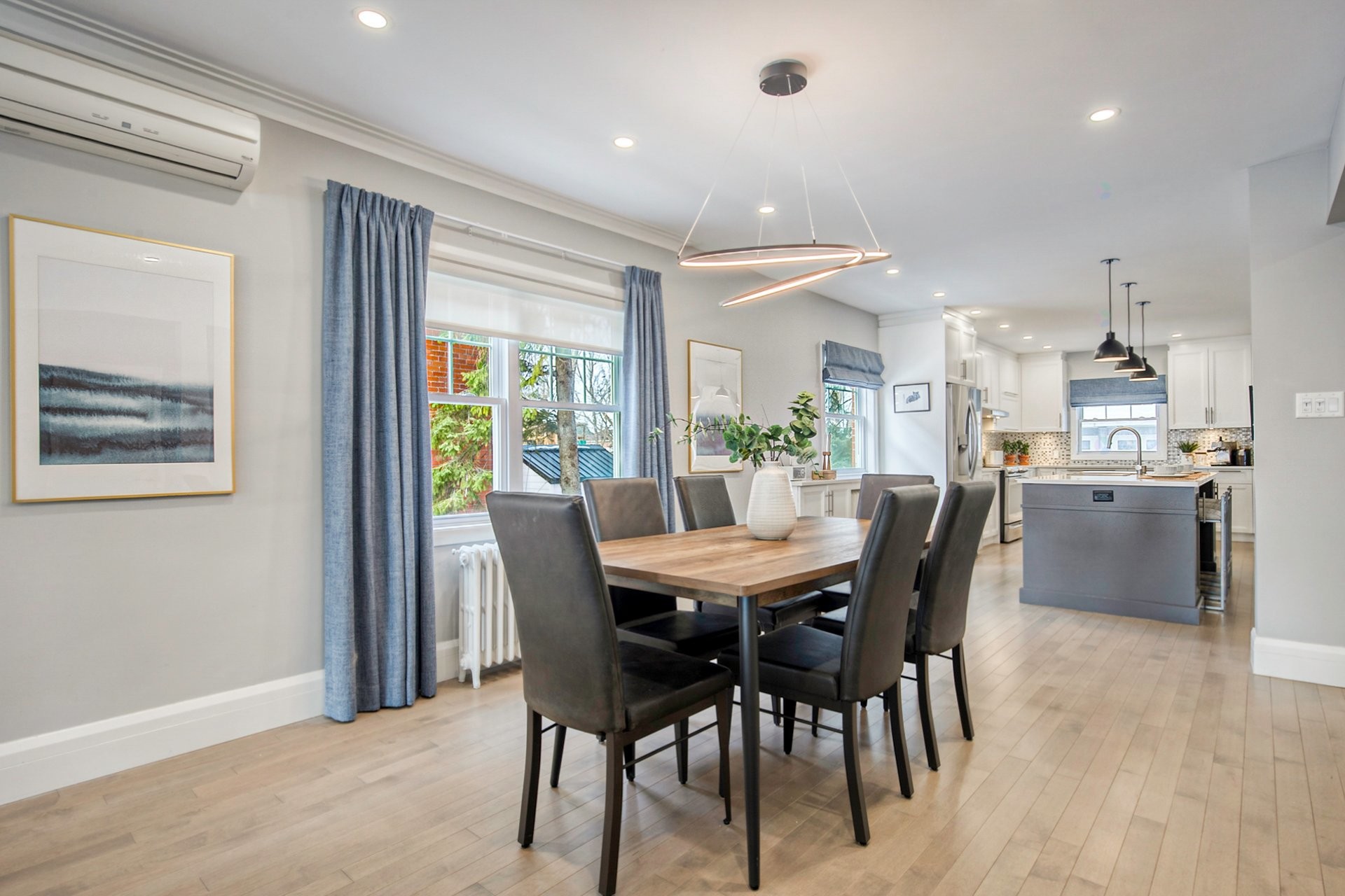 









535

 - 539


Rue St-Charles E.

,
Longueuil (Le Vieux-Longueuil),




QC
J4H1B6


