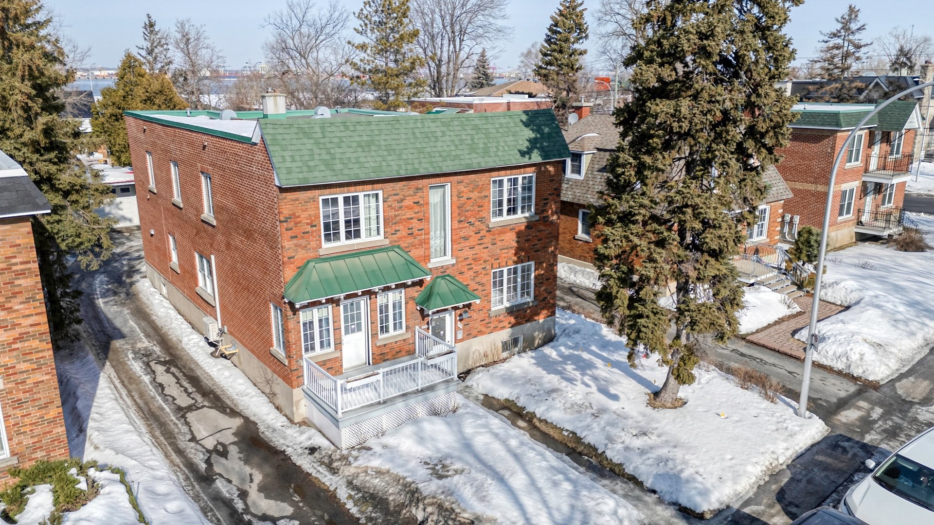 









535

 - 539


Rue St-Charles E.

,
Longueuil (Le Vieux-Longueuil),




QC
J4H1B6

