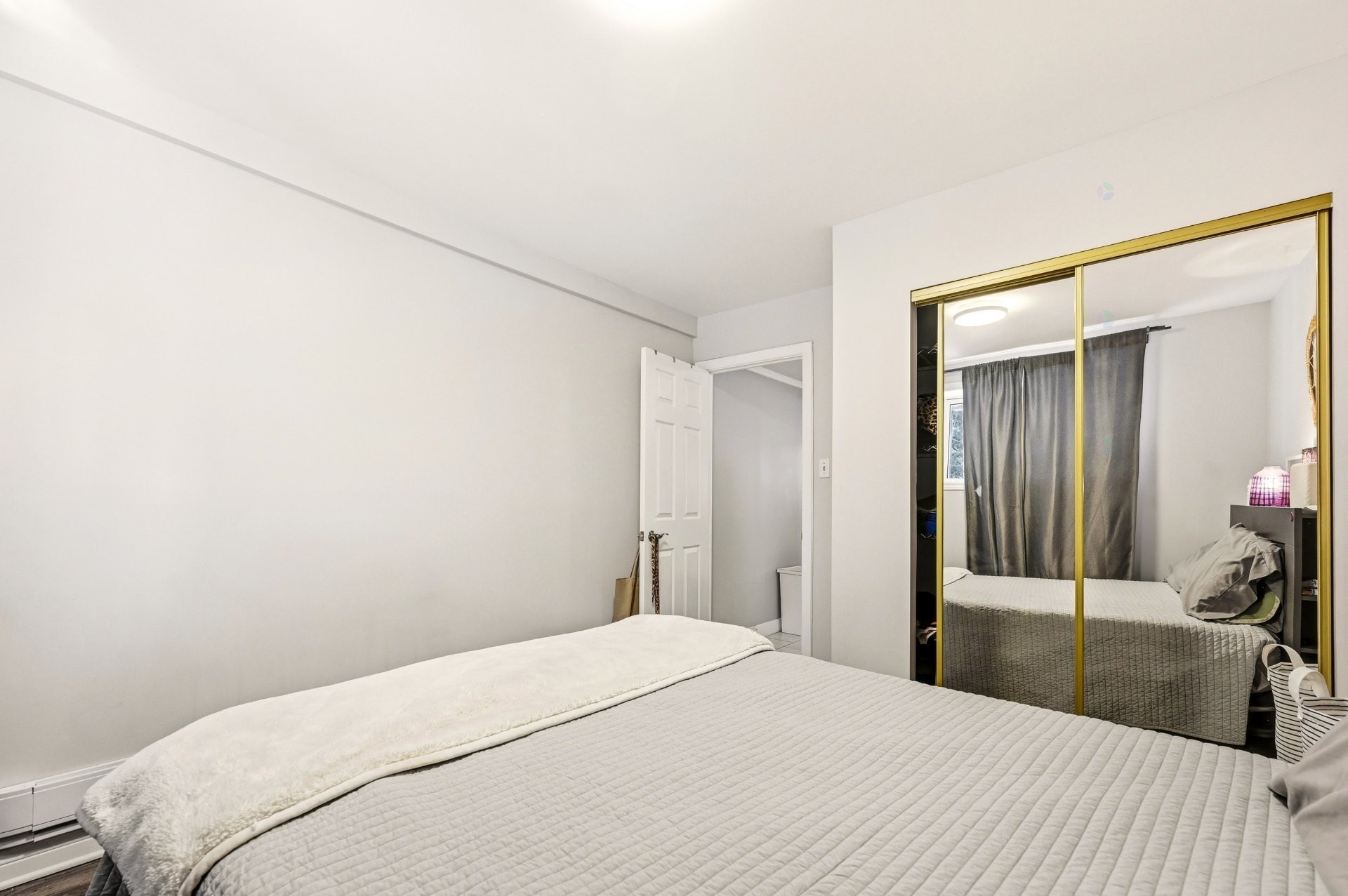 









2440

 - 2442


Av. Montclair

,
Montréal (Côte-des-Neiges/Notre-Dame-de-Grâce),




QC
H4B2J1

