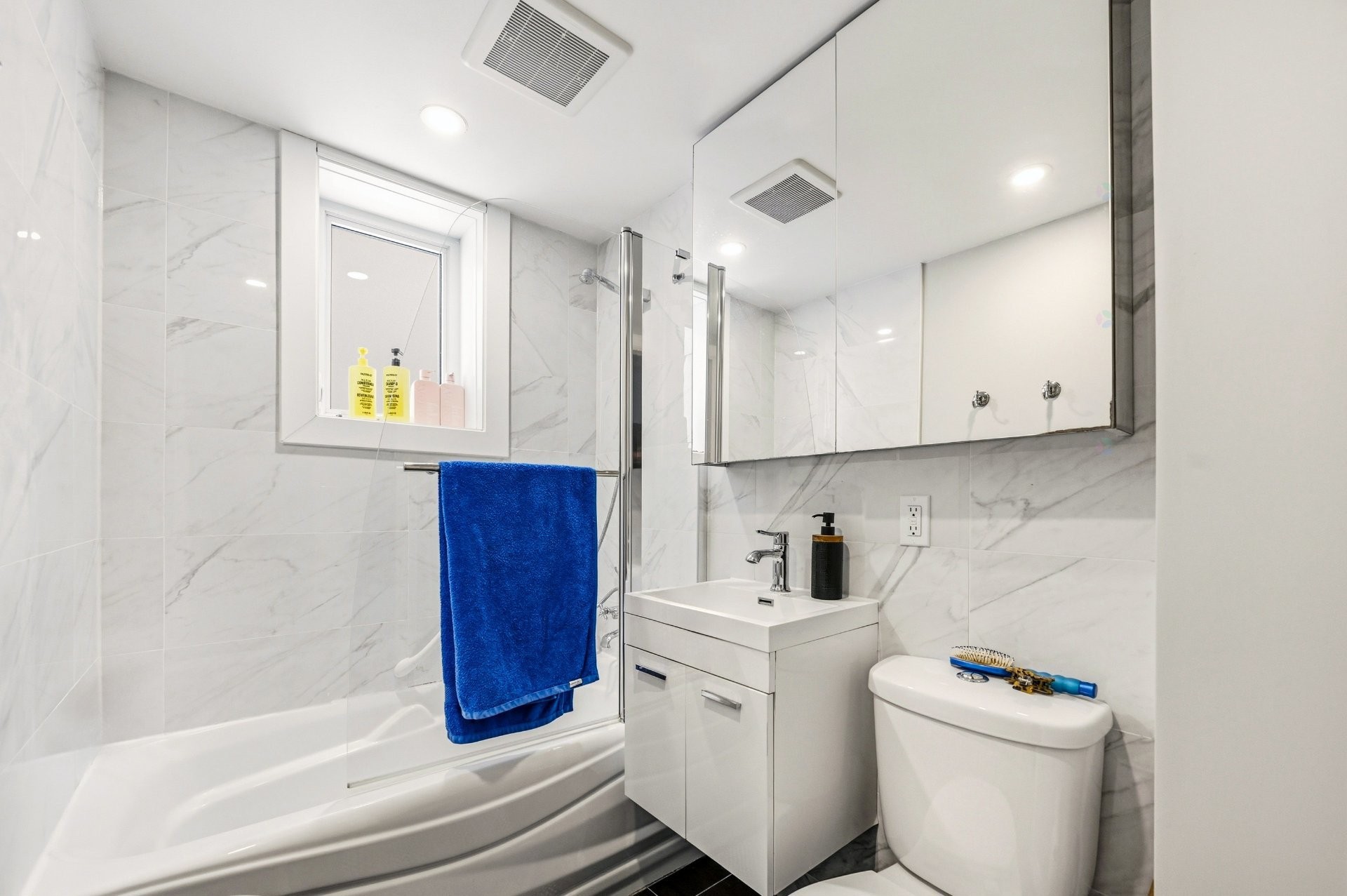 









2440

 - 2442


Av. Montclair

,
Montréal (Côte-des-Neiges/Notre-Dame-de-Grâce),




QC
H4B2J1

