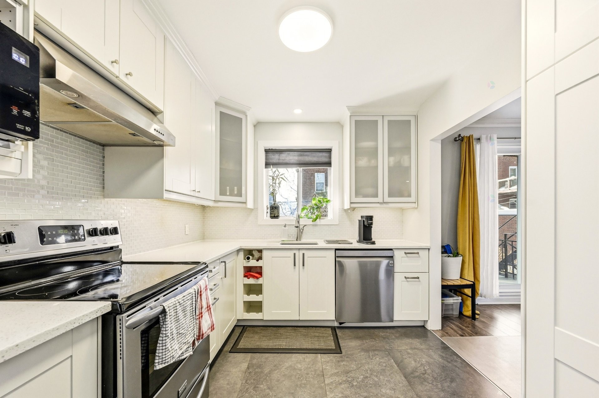 









2440

 - 2442


Av. Montclair

,
Montréal (Côte-des-Neiges/Notre-Dame-de-Grâce),




QC
H4B2J1


