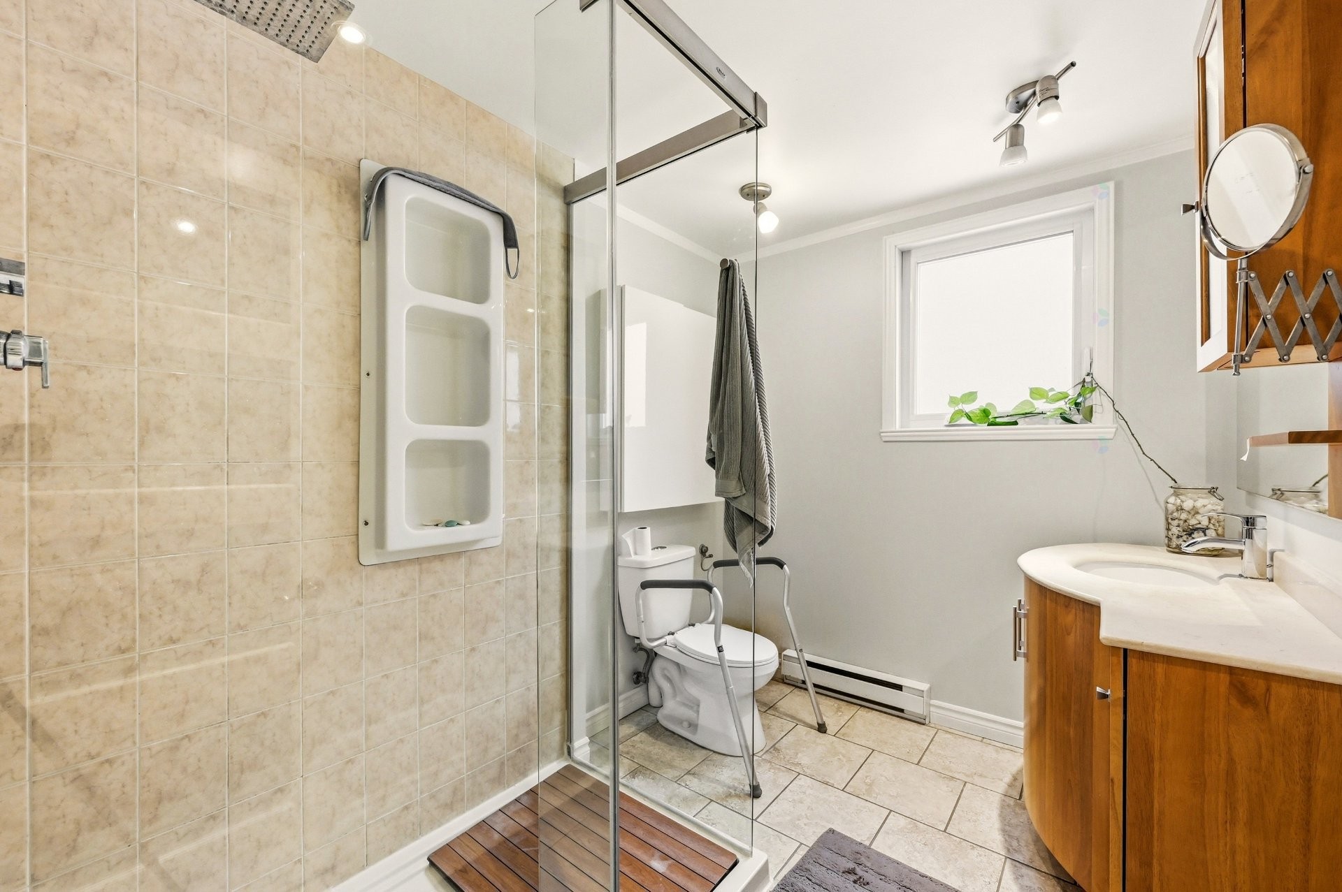 









2440

 - 2442


Av. Montclair

,
Montréal (Côte-des-Neiges/Notre-Dame-de-Grâce),




QC
H4B2J1

