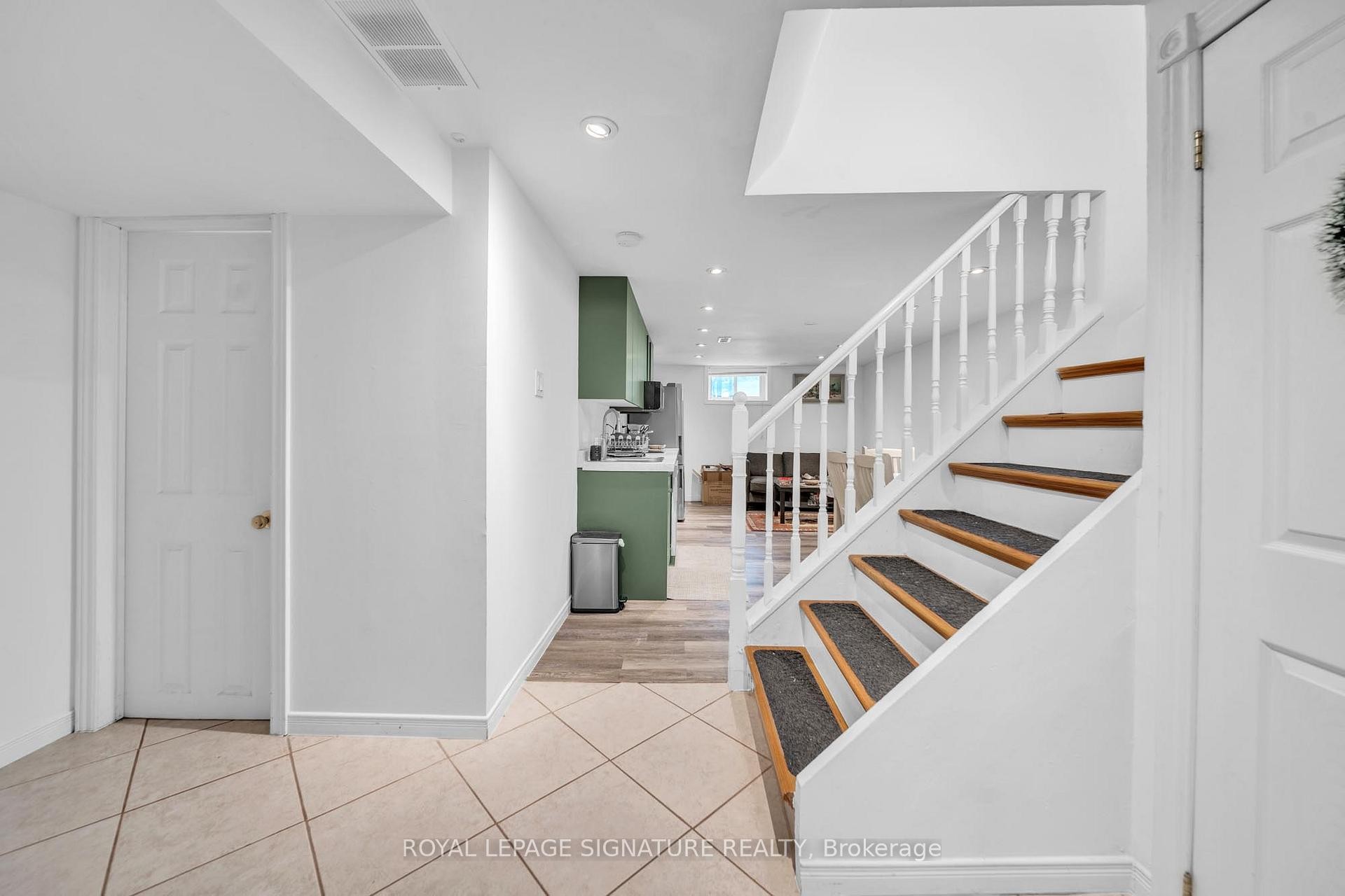 









313


Patricia

Avenue,
Toronto,




ON
M2R 2M6

