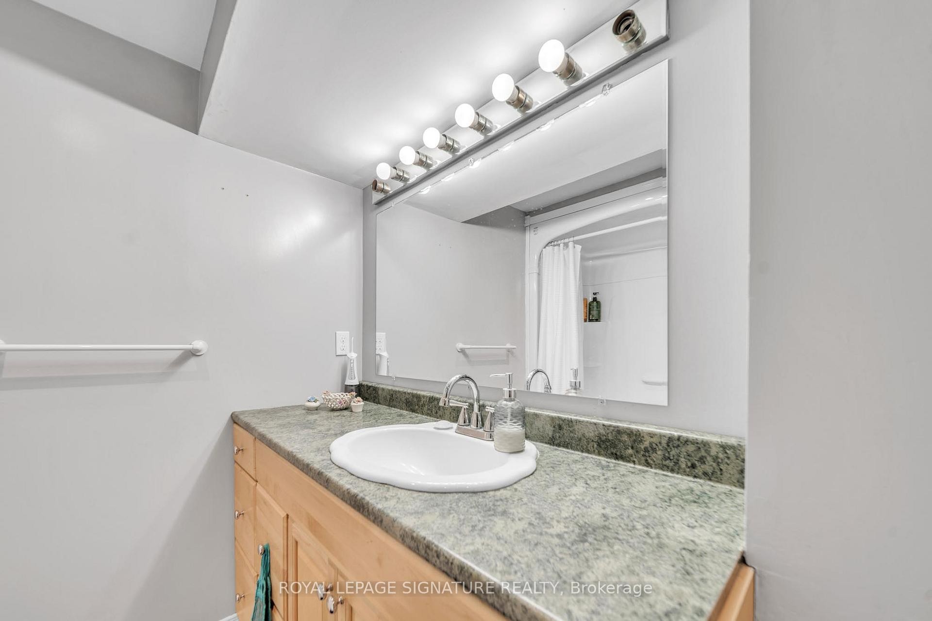 









313


Patricia

Avenue,
Toronto,




ON
M2R 2M6

