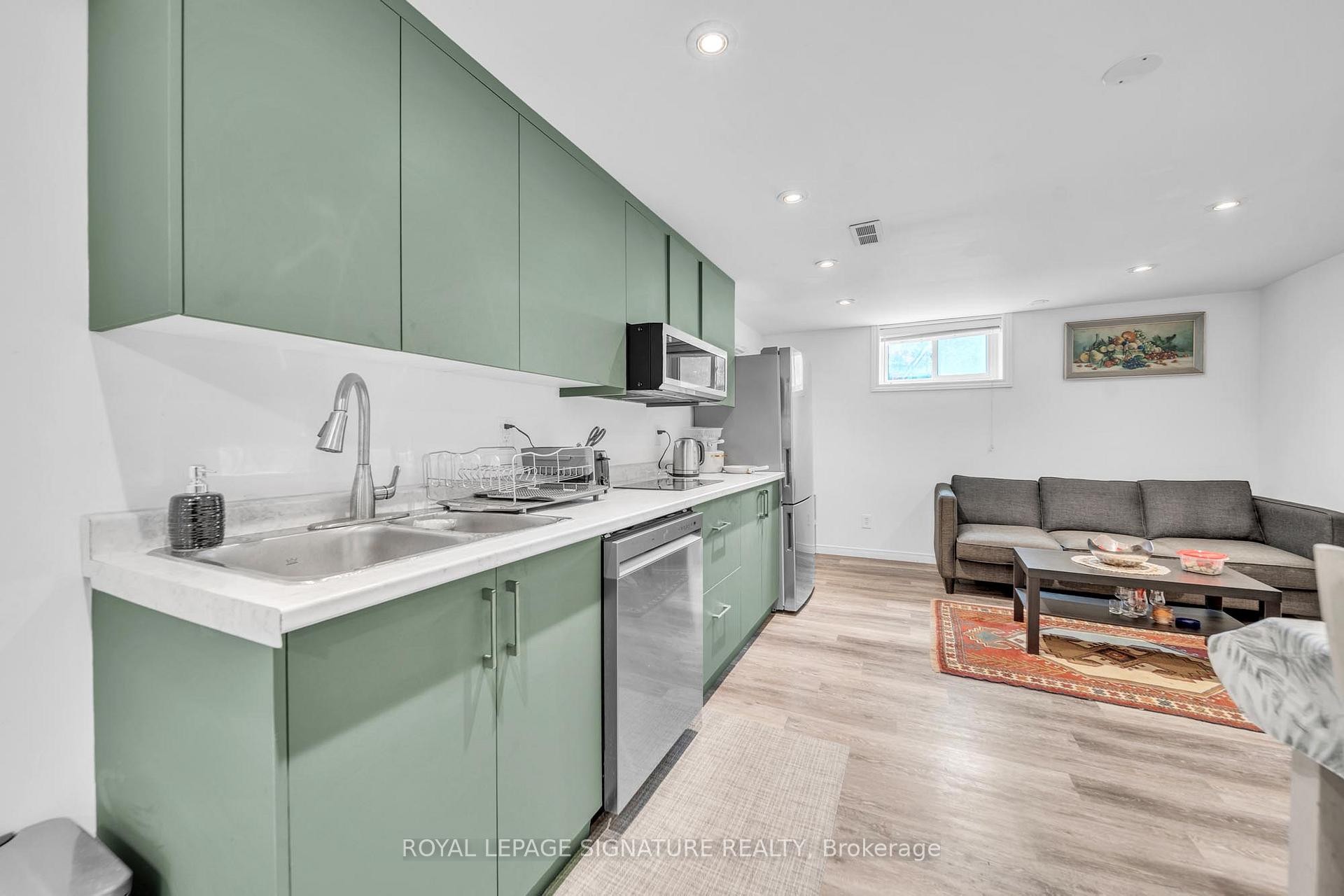 









313


Patricia

Avenue,
Toronto,




ON
M2R 2M6

