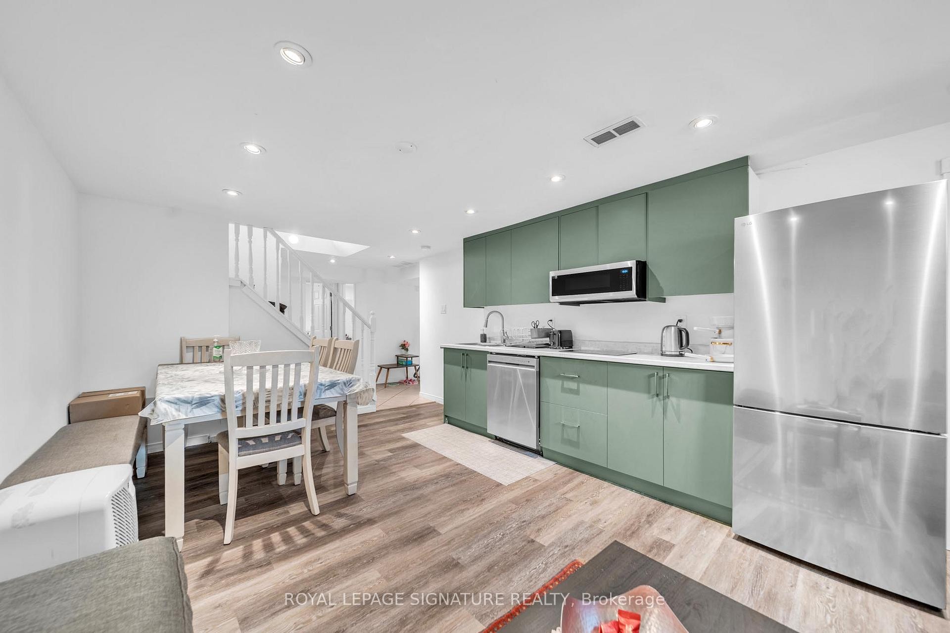 









313


Patricia

Avenue,
Toronto,




ON
M2R 2M6

