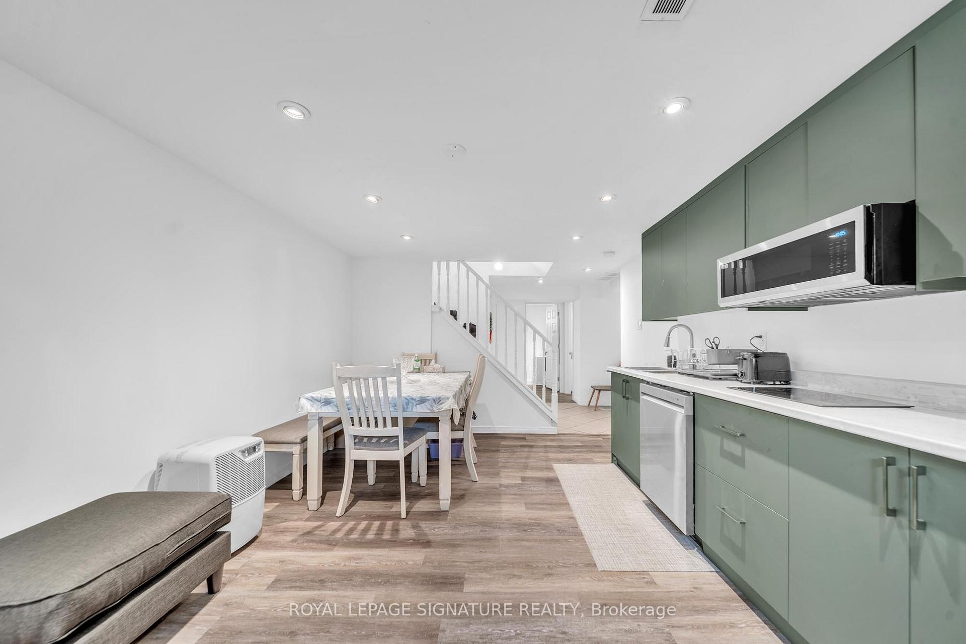 









313


Patricia

Avenue,
Toronto,




ON
M2R 2M6

